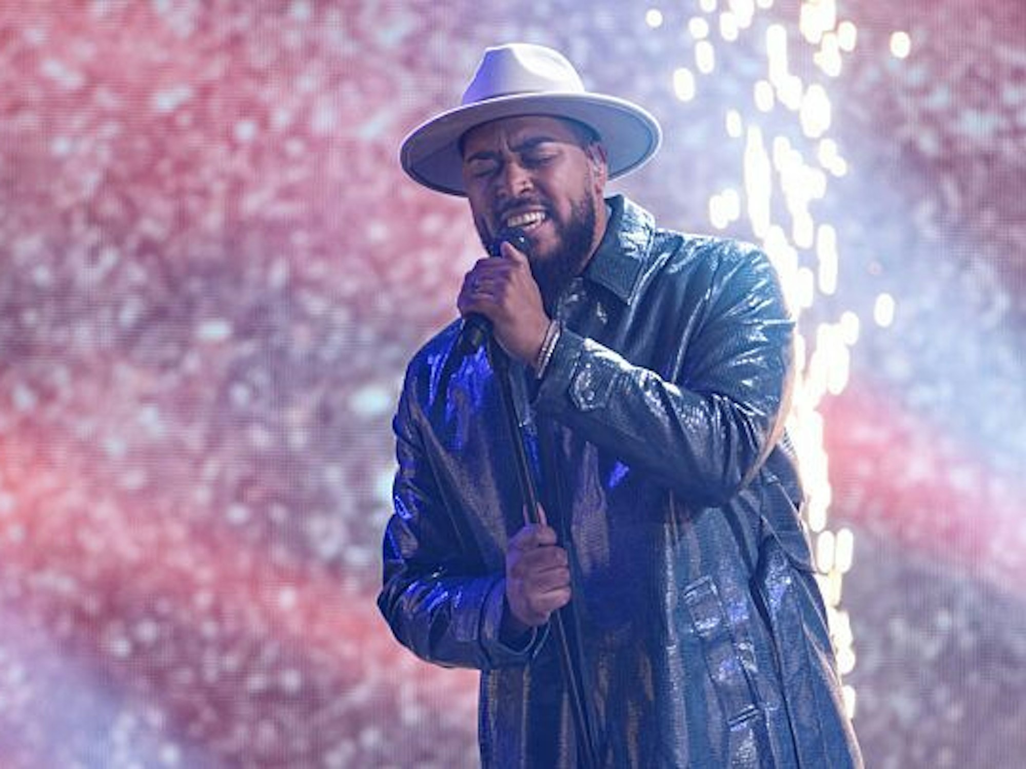 Der Kandidat Sem Eisinger steht auf der Bühne bei der ersten Live-Sendung der Castingshow «Deutschland sucht den Superstar 20».