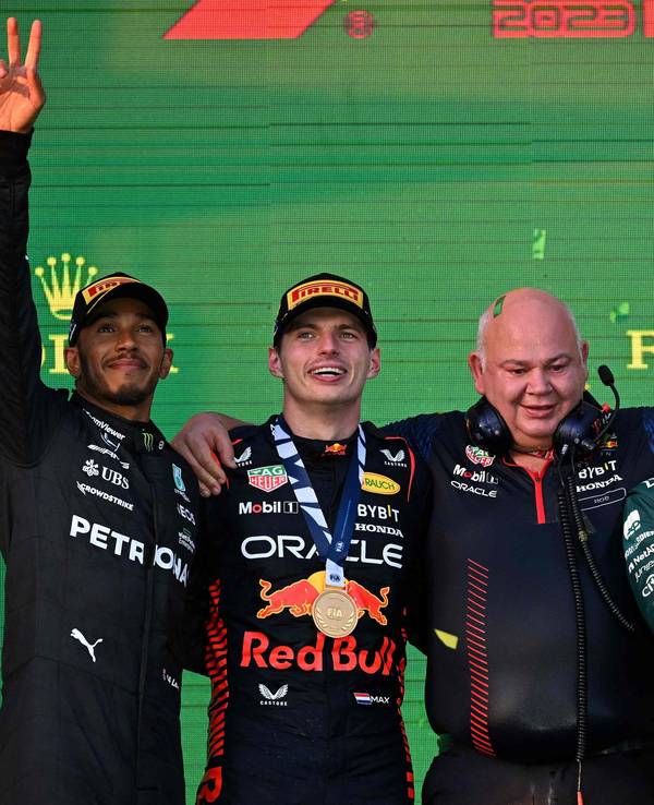 Lewis Hamilton, Max Verstappen und Fernando Alonso feiern auf dem Podium nach dem Formel-1-Rennen in Melbourne vom 2. April 2023.