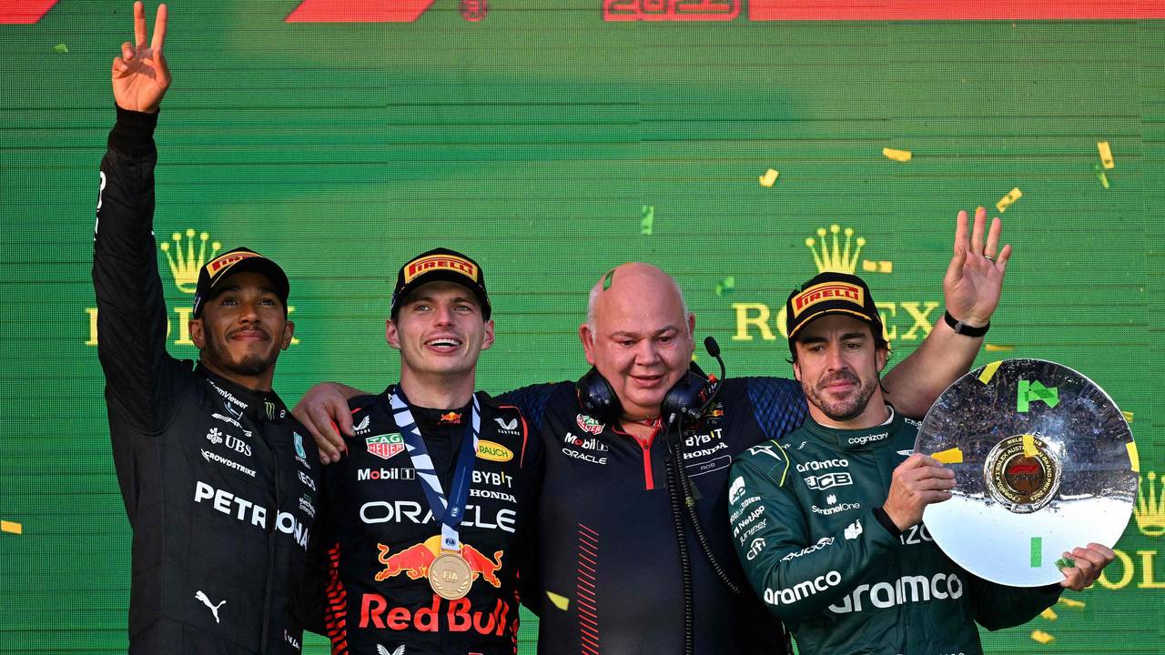 Lewis Hamilton, Max Verstappen und Fernando Alonso feiern auf dem Podium nach dem Formel-1-Rennen in Melbourne vom 2. April 2023.