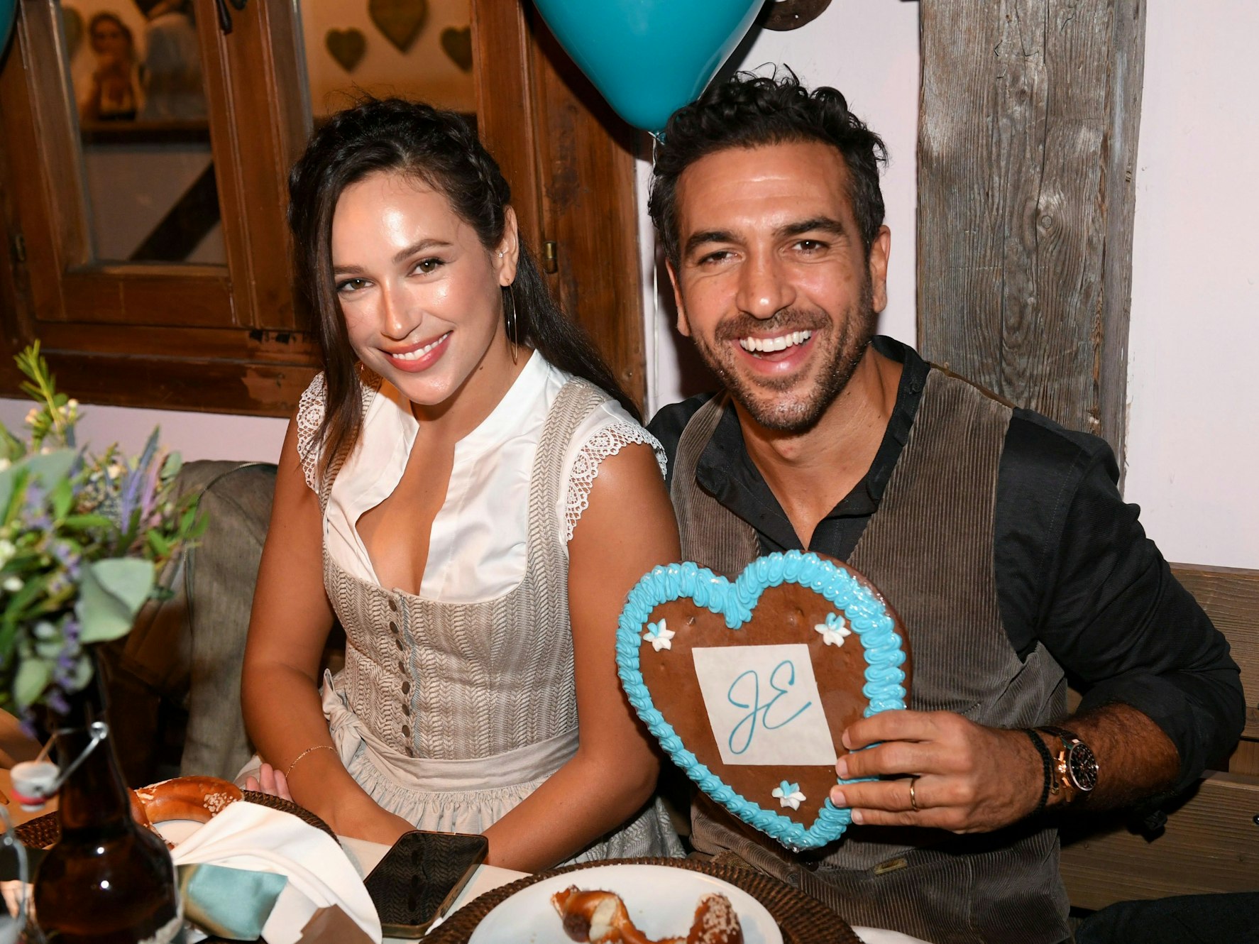 Elyas M'Barek und seine Frau Jessica sitzen zusammen im Käferzelt beim Münchner Oktoberfest.