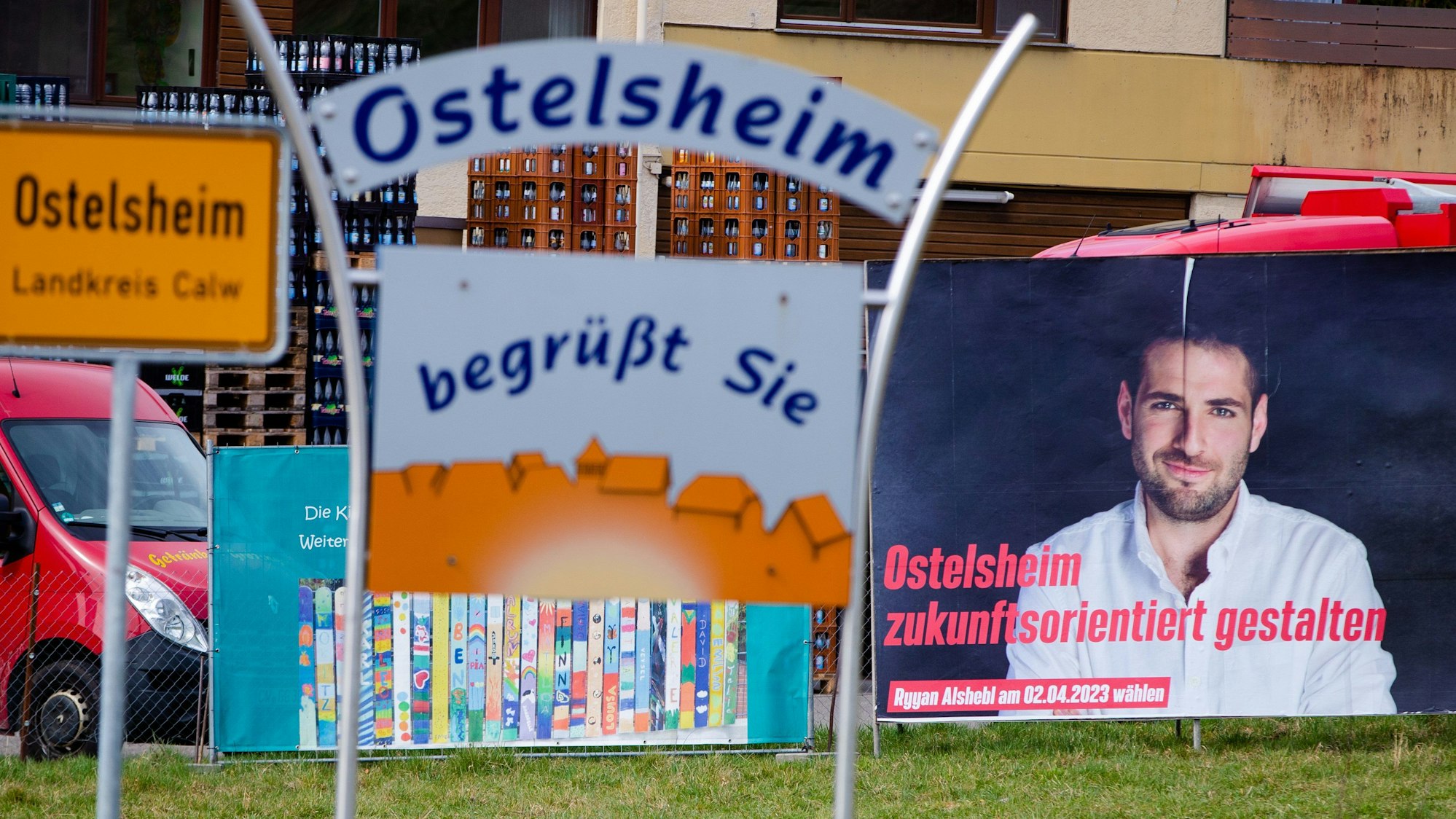 Ein großes Wahlplakat des Politikers Ryyan Alshebl (Bündnis 90/Die Grünen) steht am Ortseingang von Ostelsheim.