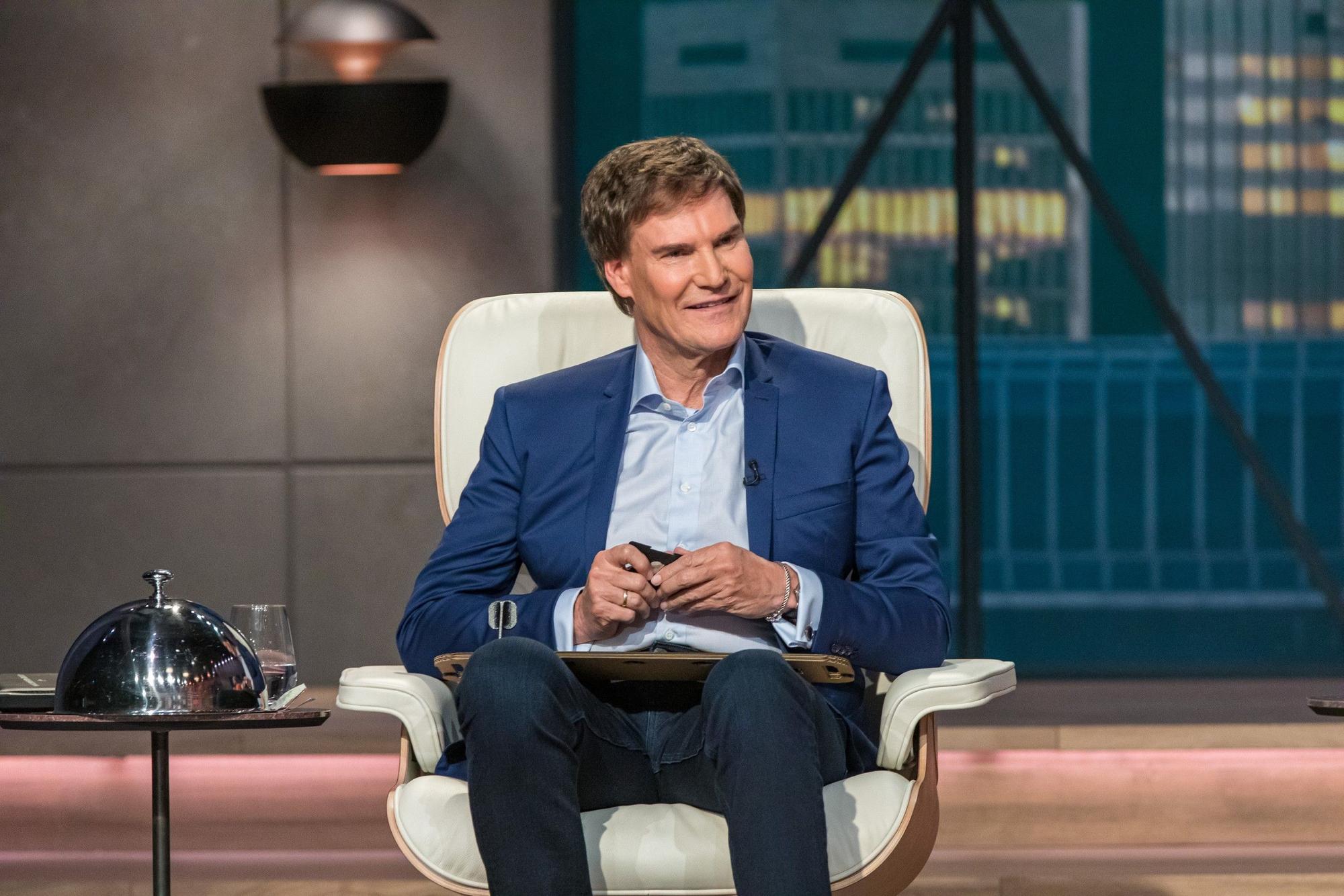 Investor Carsten Maschmeyer nimmt das Slim Wallet von Lockcard genau unter die Lupe.