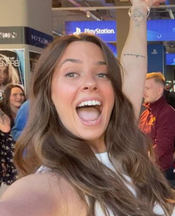 Vanessa Mai lächelt 2023 in die Kamera.