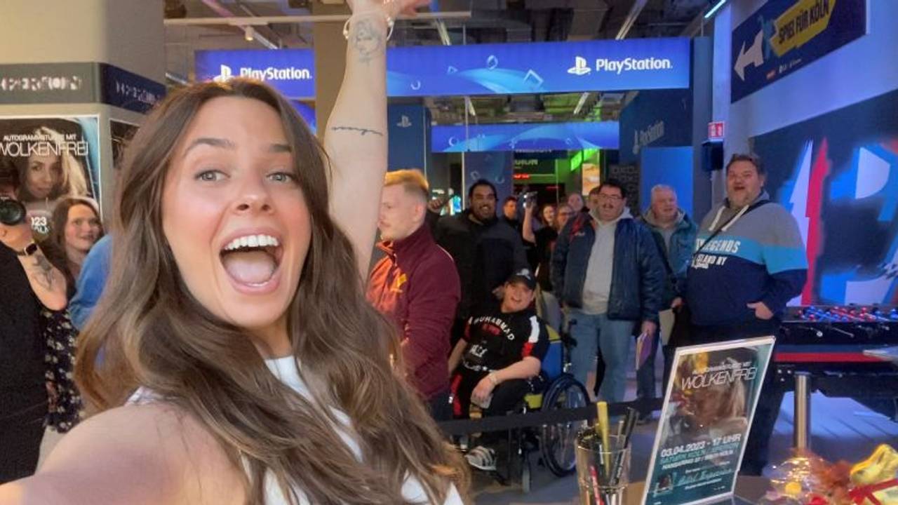 Vanessa Mai lächelt 2023 in die Kamera.