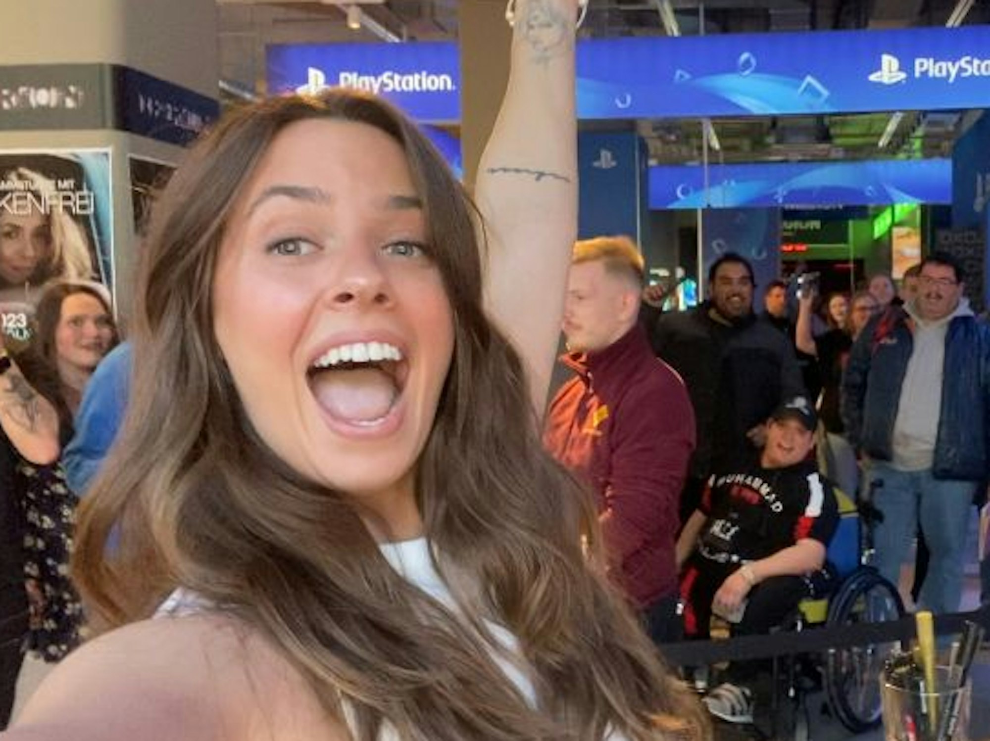 Vanessa Mai lächelt 2023 in die Kamera.