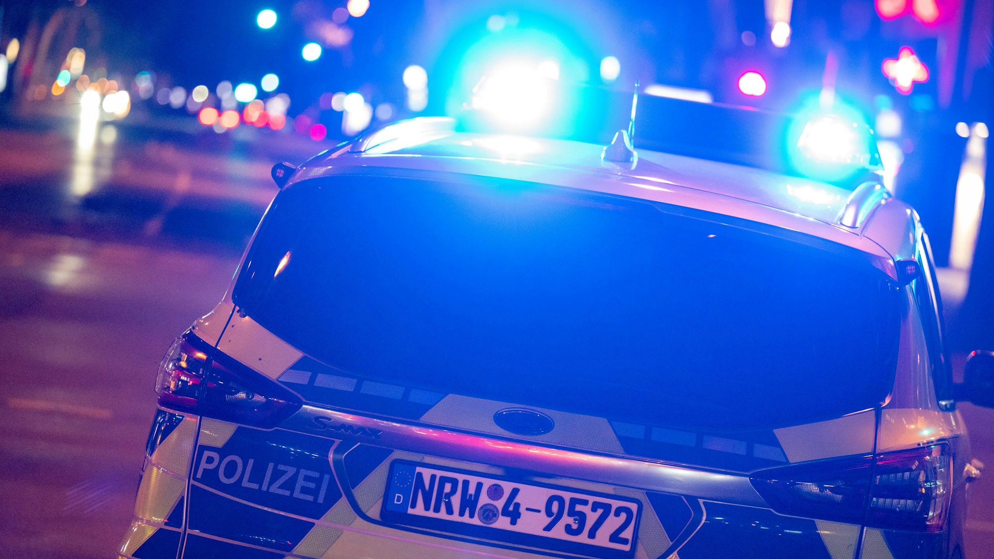 Ein Auto der Polizei NRW mit Blaulicht