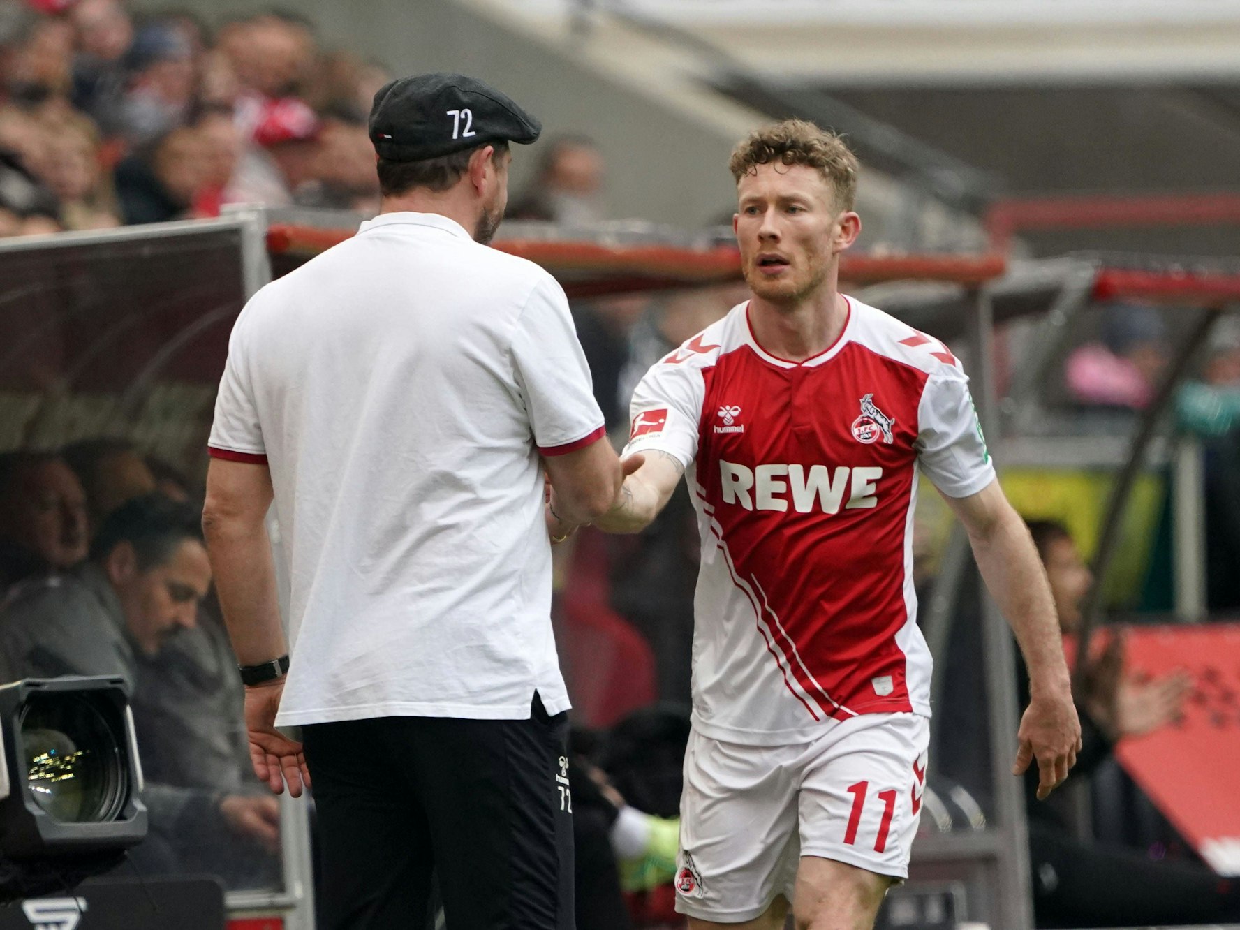 Steffen Baumgart klatscht mit Florian Kainz ab.