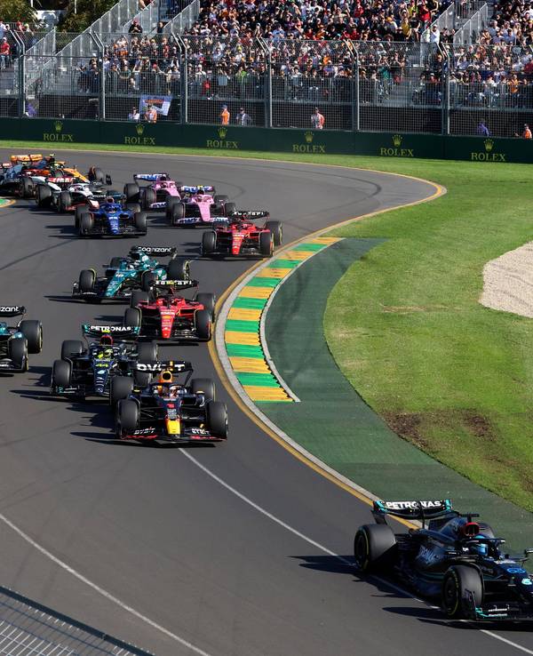 Kurz nach dem Rennstart fahren die Formel-1-Piloten dich aneinander über die Strecke in Melbourne.