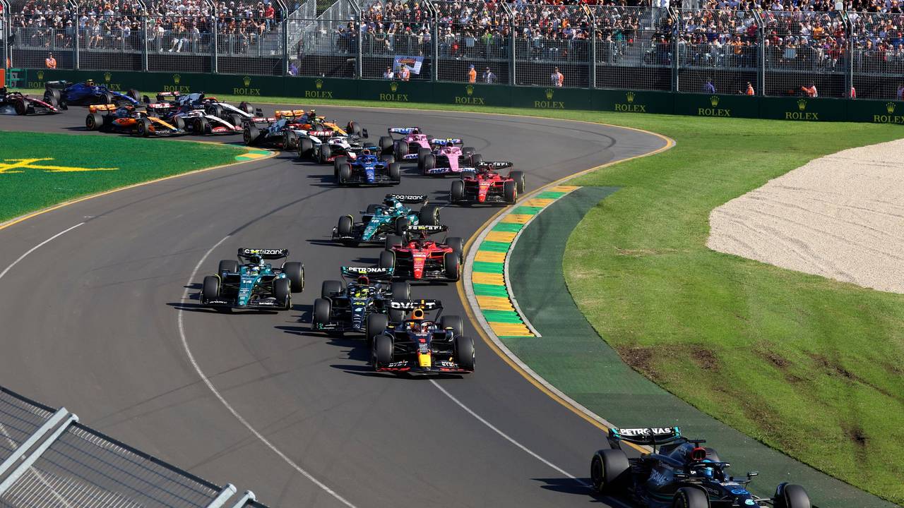 Kurz nach dem Rennstart fahren die Formel-1-Piloten dich aneinander über die Strecke in Melbourne.