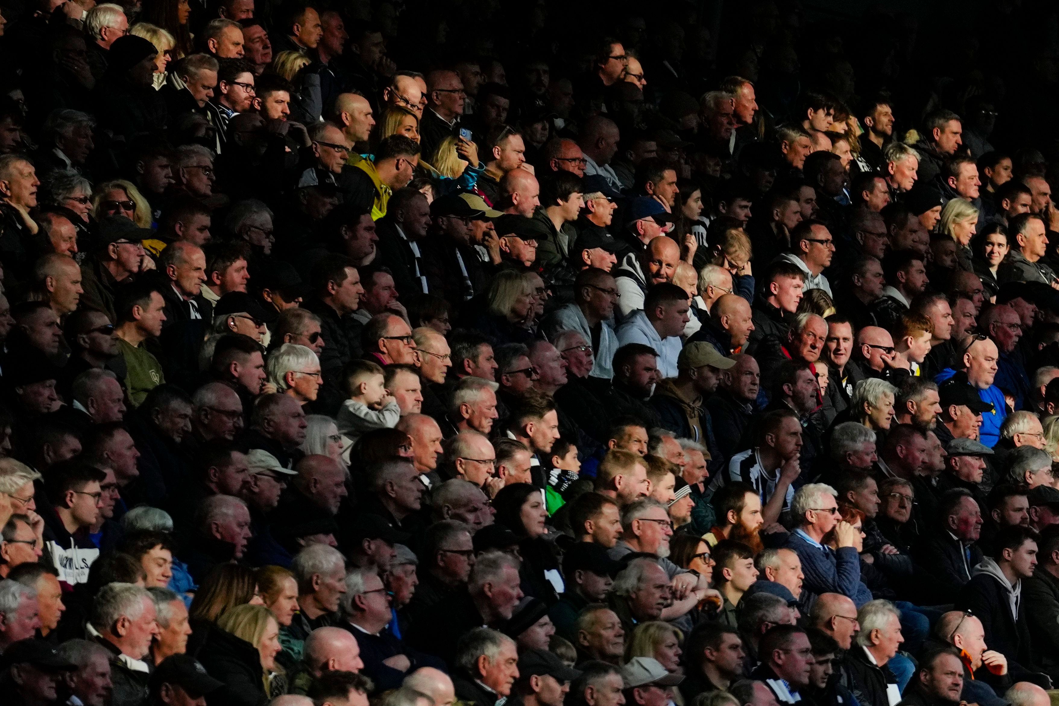 Die Zuschauer schauen das Spiel Manchester United gegen Newcastle United von der Tribüne aus.
