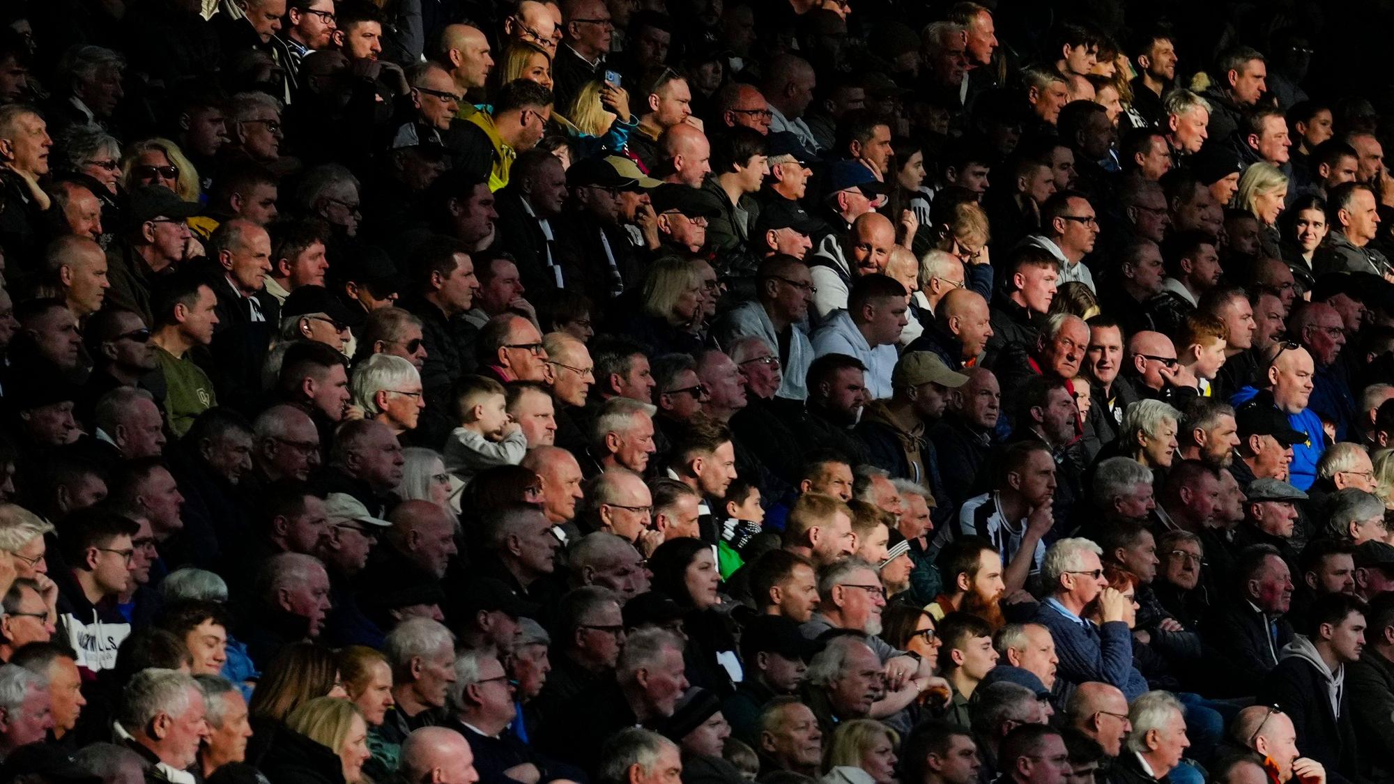 Die Zuschauer schauen das Spiel Manchester United gegen Newcastle United von der Tribüne aus.