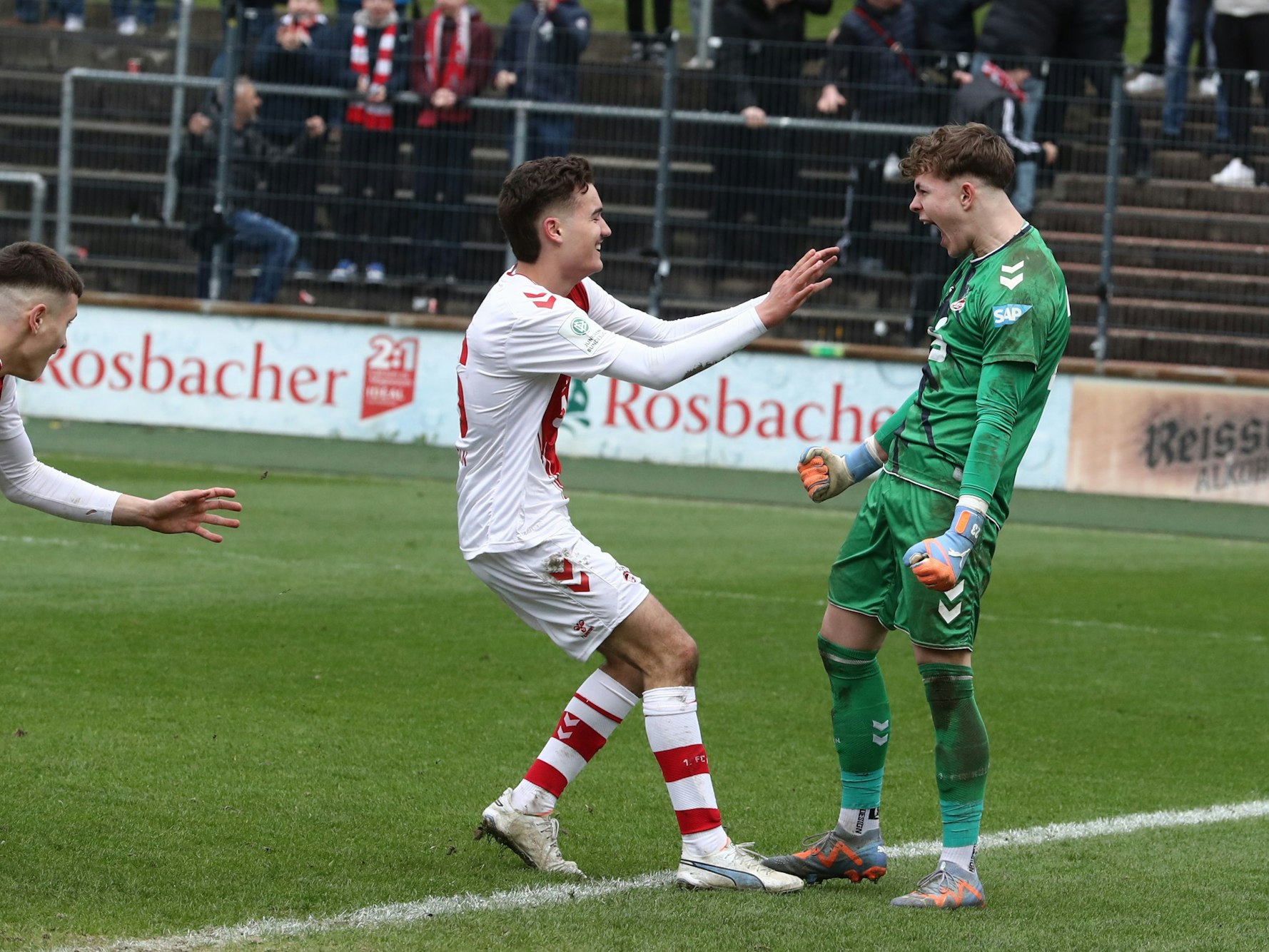 U19-Torhüter Alessandro Blazic feiert mit seinen Team-Kollegen den Einzug ins Finale des DFB-Pokal (3. April 2023).
