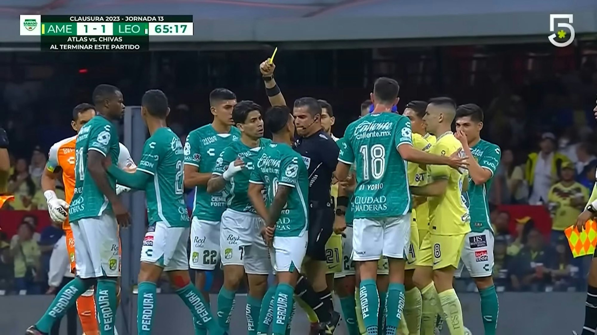 Schiedsrichter Fernando Hernández trifft Lucas Romero von Club León mit dem Knie im Gemächt.