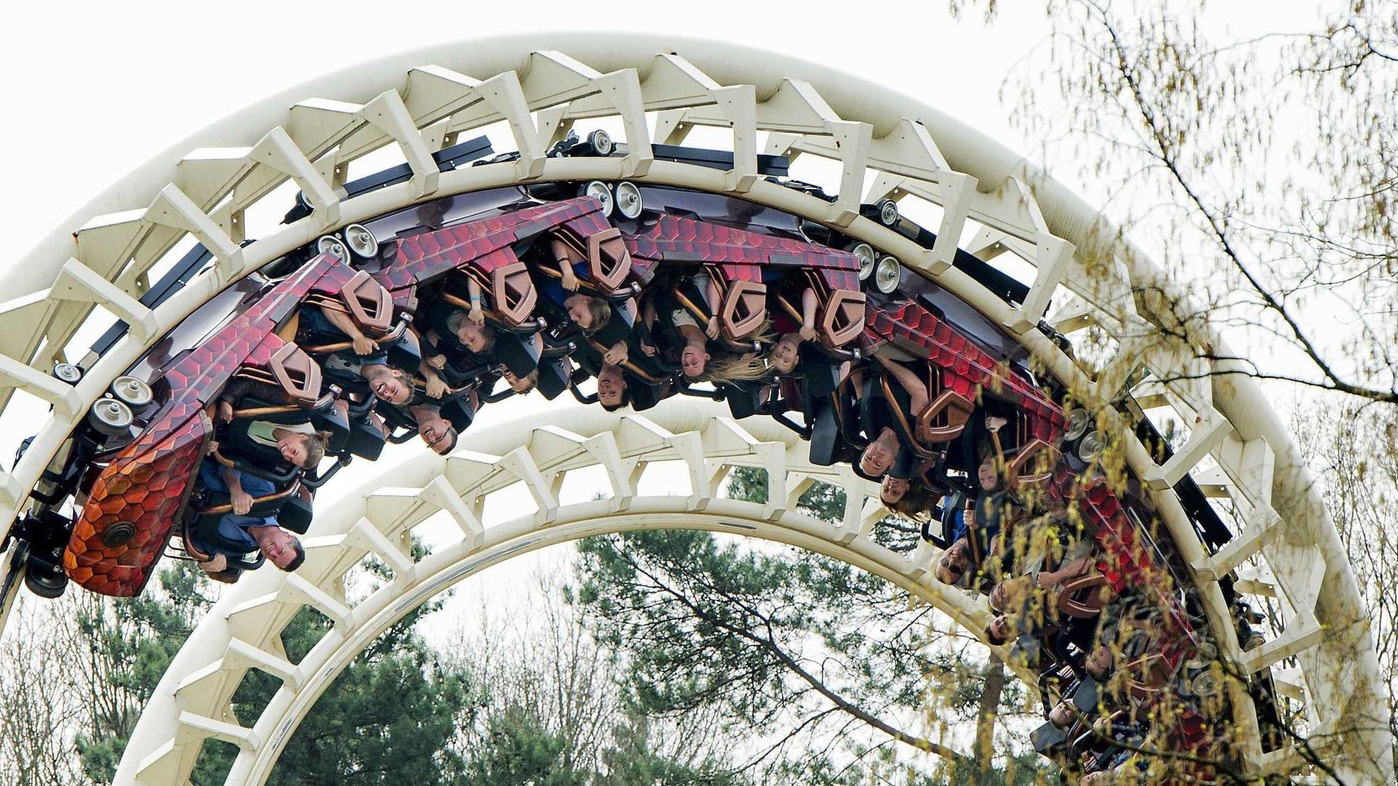 Auf dem Foto sieht man eine Achterbahn aus dem Efteling Park in den Niederlanden, die einen Looping hat.