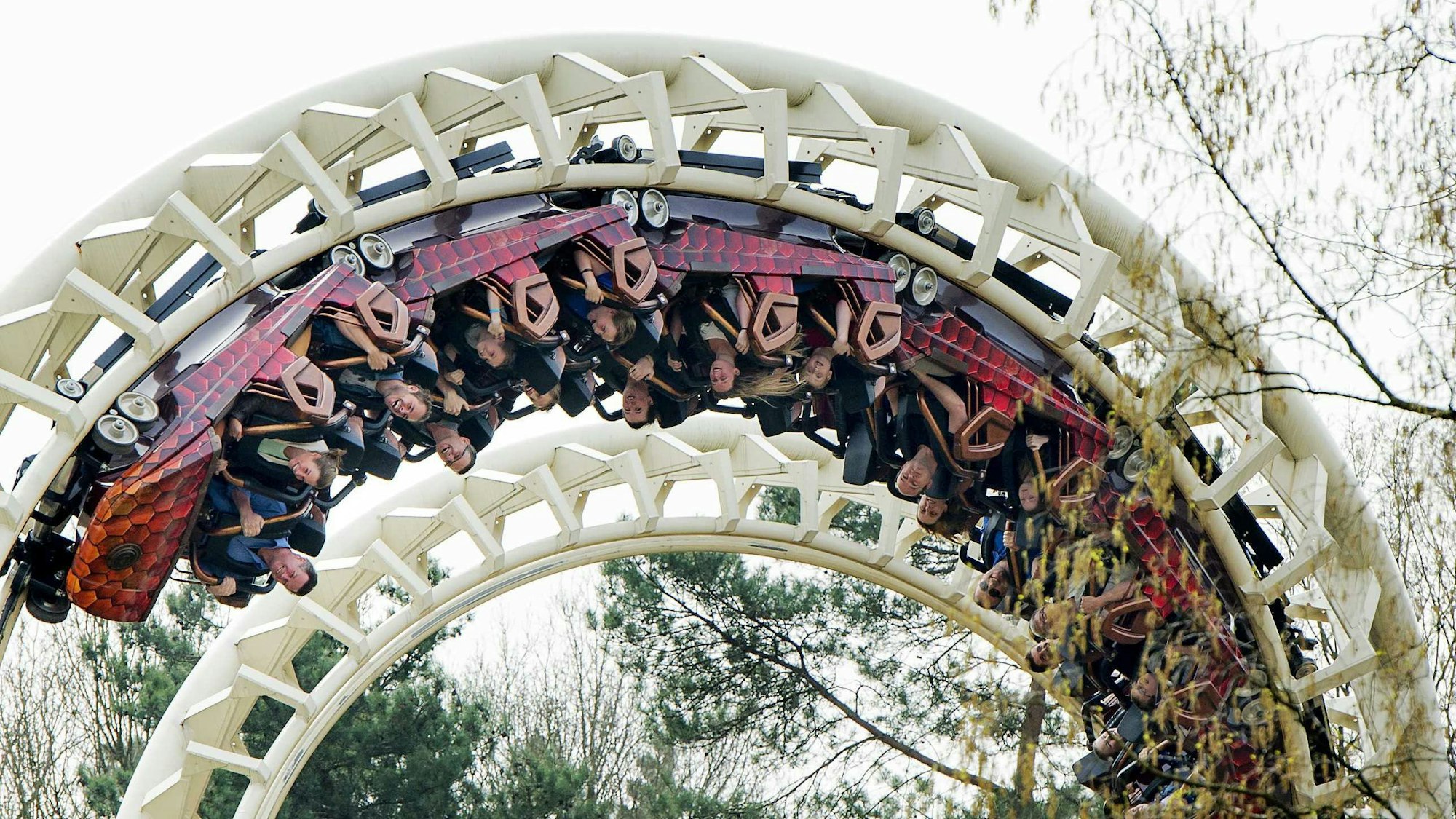 Auf dem Foto sieht man eine Achterbahn aus dem Efteling Park in den Niederlanden, die einen Looping hat.