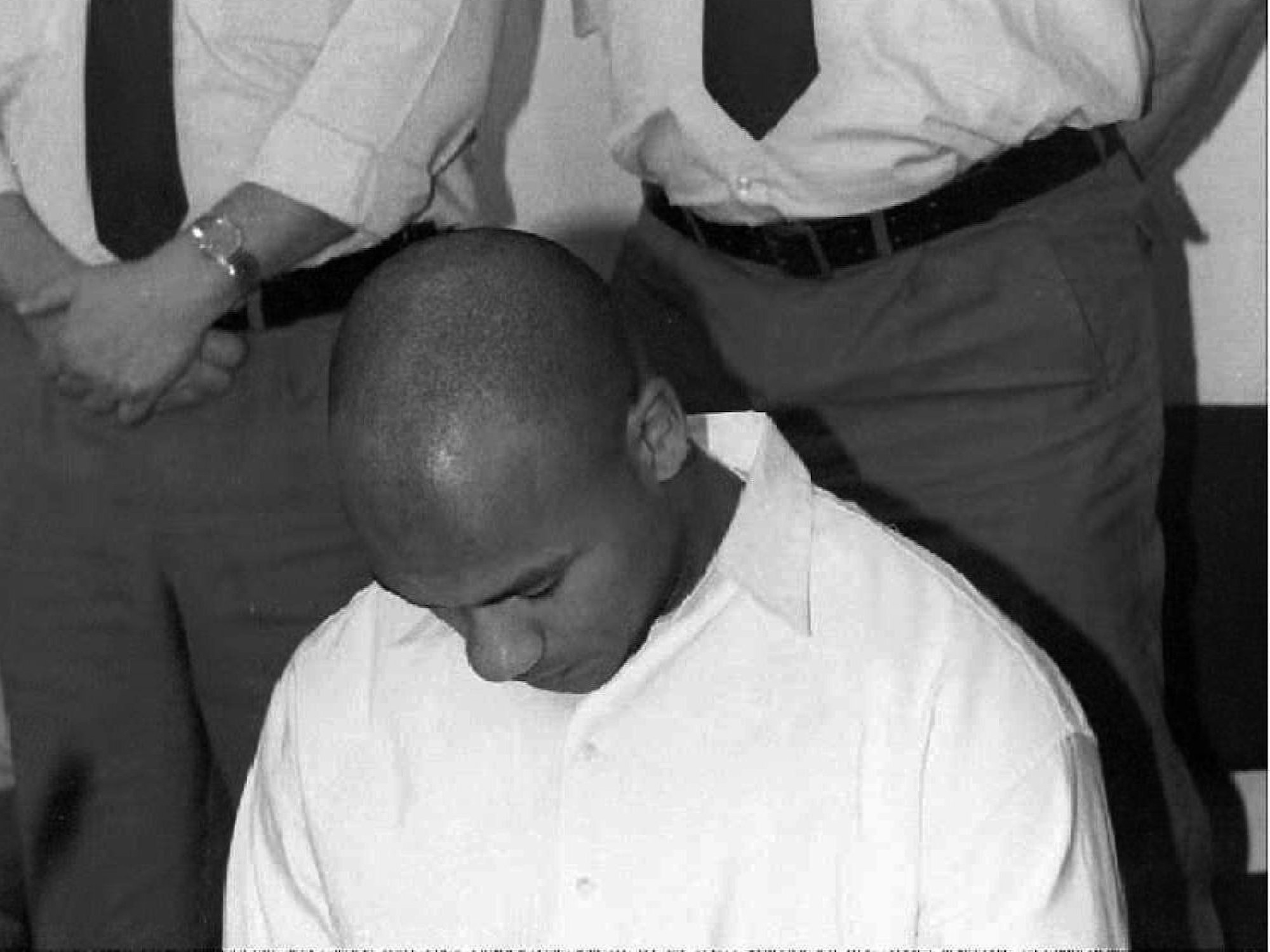 Mit gesenktem Kopf erwartet Sam Meffire (vorn) am Mittwoch (2.10.96) das Urteil der 3. Strafkammer des Dresdner Landgerichtes. Der frühere sächsische Polizist ist wegen mehrerer Raubdelikte zu neun Jahren und neun Monaten Gefängnis verurteilt worden. Sam Meffire war 1992 als erster farbiger Polizist Sachsens auch überregional bekannt geworden.