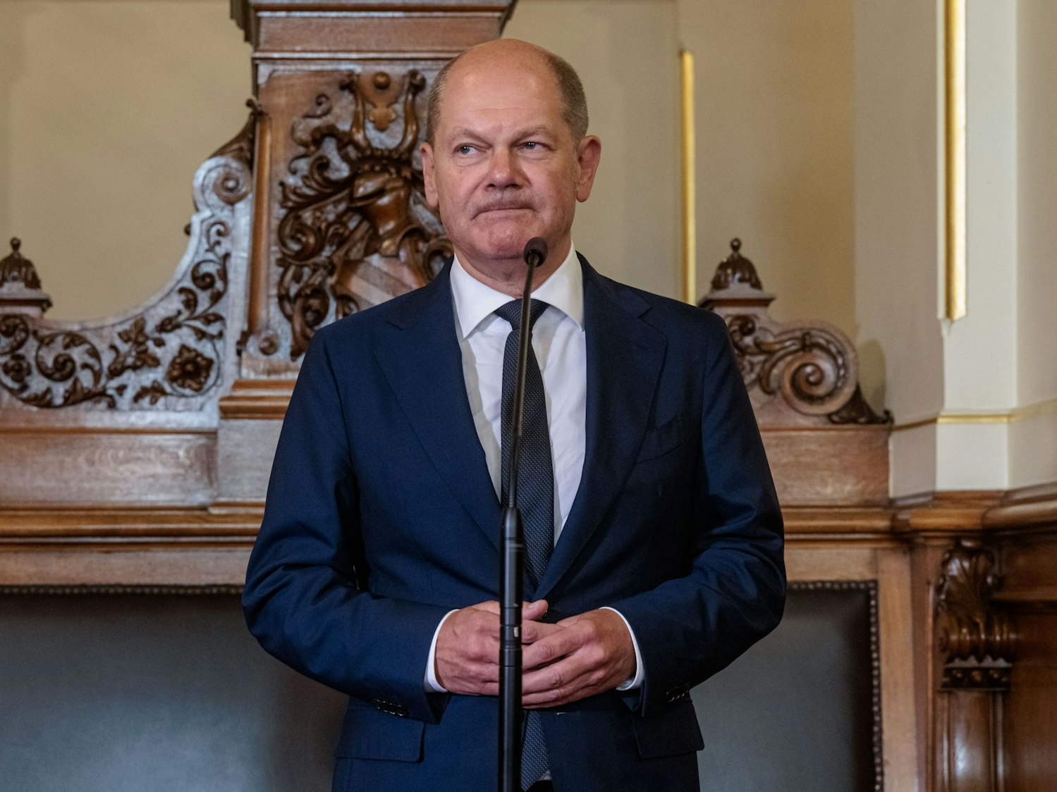 ARCHIV - 19.08.2022, Hamburg: Bundeskanzler Olaf Scholz (SPD) gibt nach der Sitzung des Parlamentarischen Untersuchungsausschusses zur Cum-Ex Affäre, in der er als Zeuge befragt wurde, ein kurzes Statement im Hamburger Rathaus ab. (zu dpa: «Union will Untersuchungsausschuss zum Steuerskandal um Warburg-Bank») Foto: Markus Scholz/dpa +++ dpa-Bildfunk +++