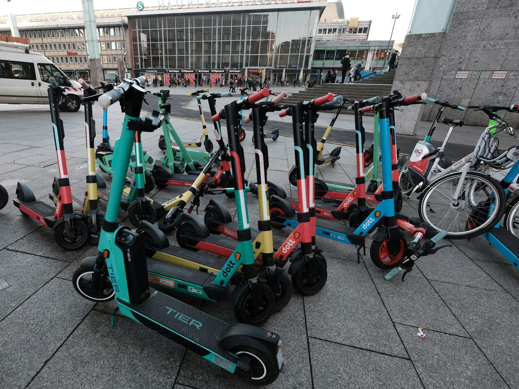 E-Scooter stehen vor dem Kölner Hauptbahnhof.