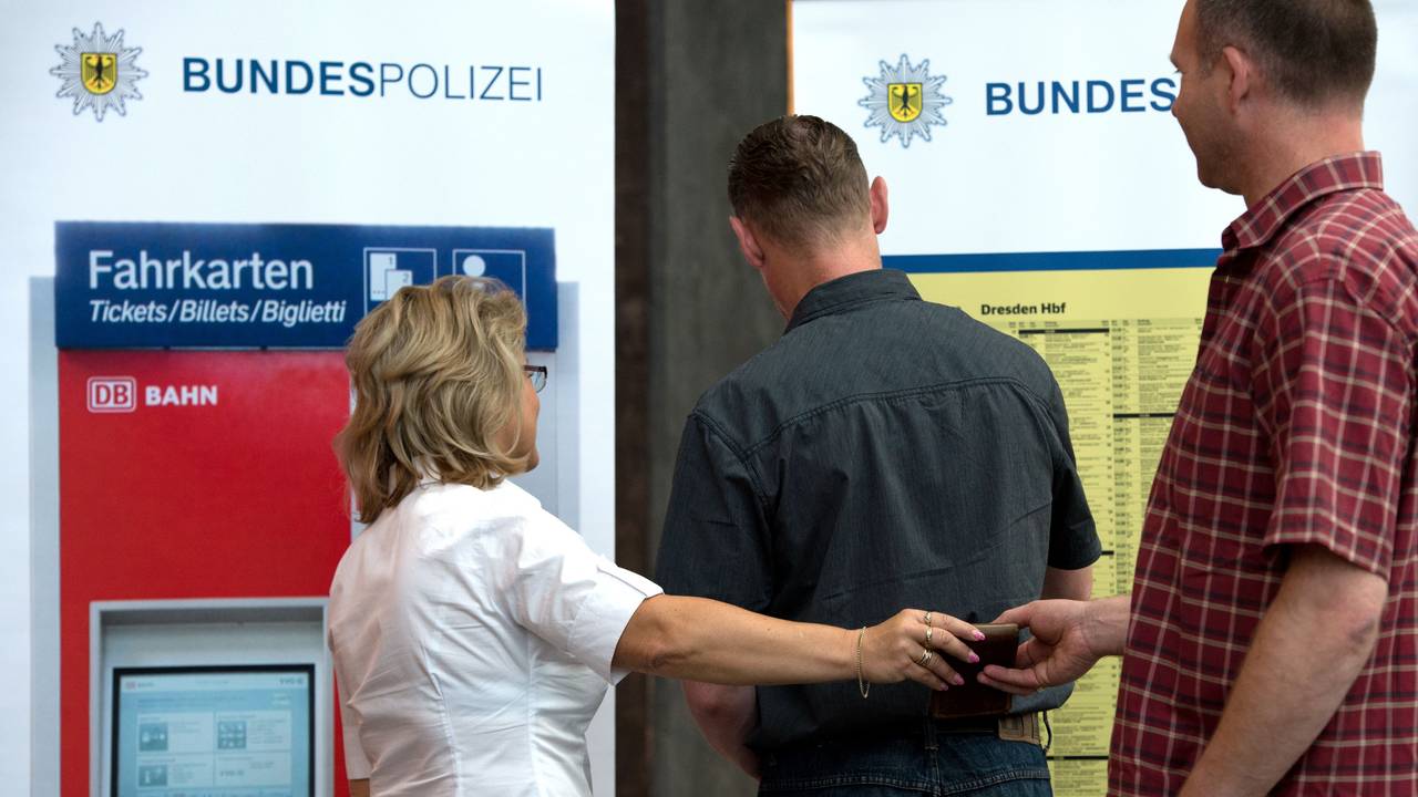 Eine Polizistin und zwei Polizisten der Bundespolizei demonstrieren am 8. Juli 2016 während der Präventionsaktion „Taschendiebstahl“ am Flughafen in Dresden (Sachsen), wie eine Geldbörse aus einer Hosentasche gestohlen wird.