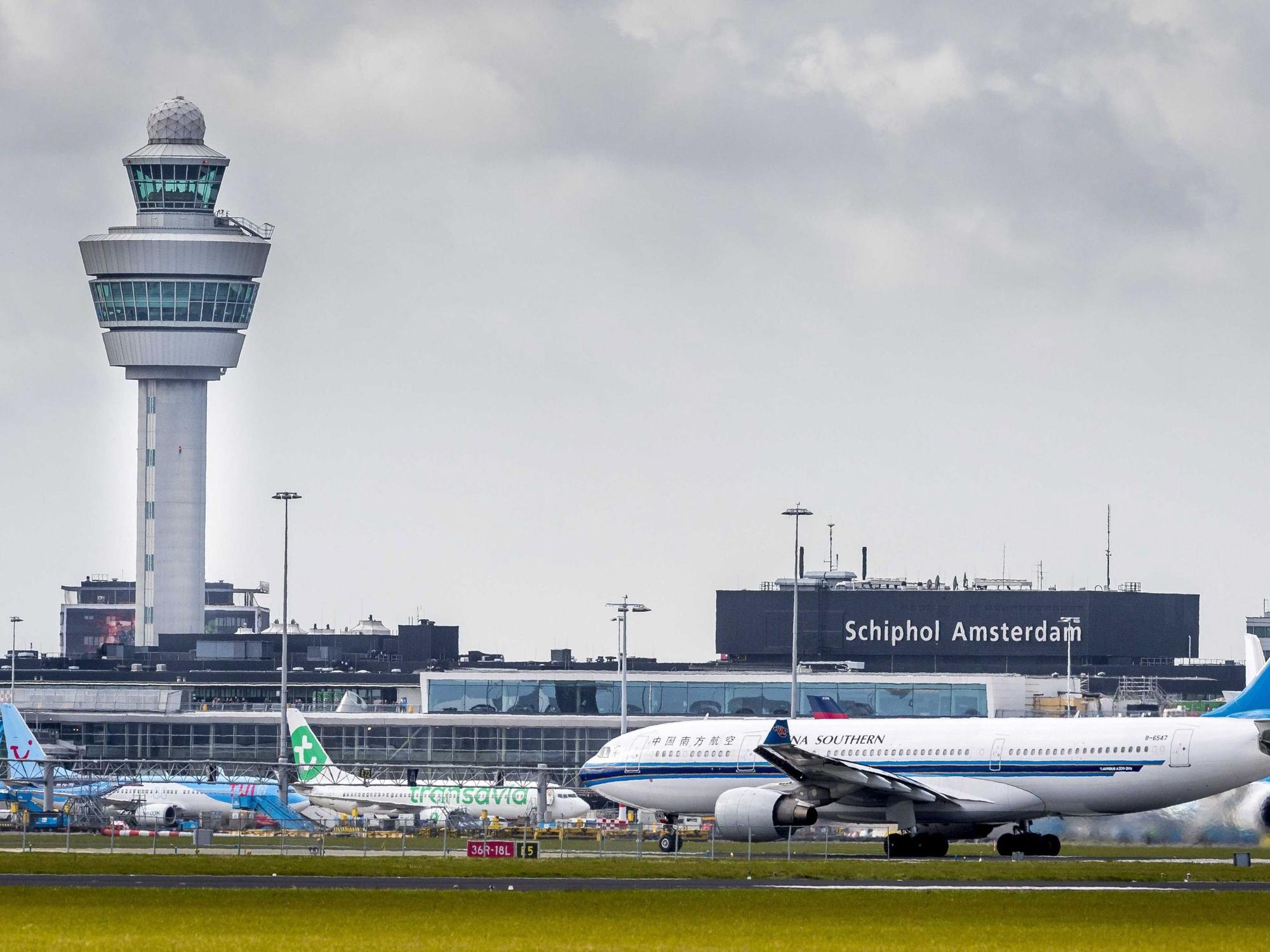 Am Schiphol Flughafen in Amsterdam stehen Maschinen auf dem Rollfeld.