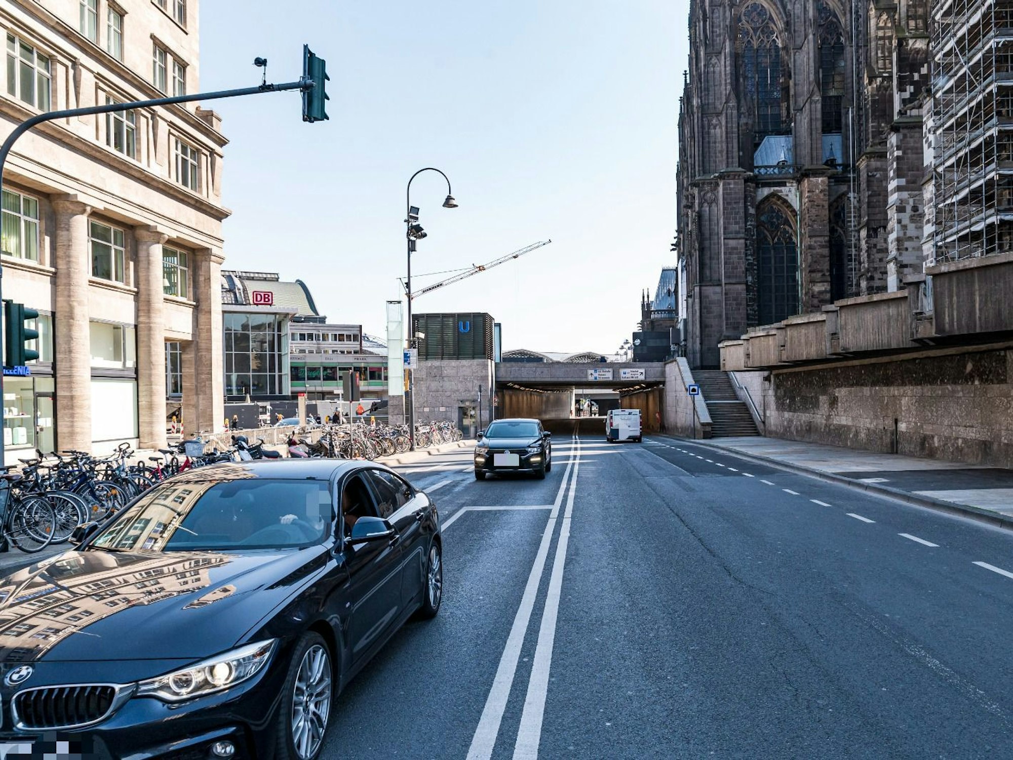 Autos fahren über die Trankgasse in Köln.