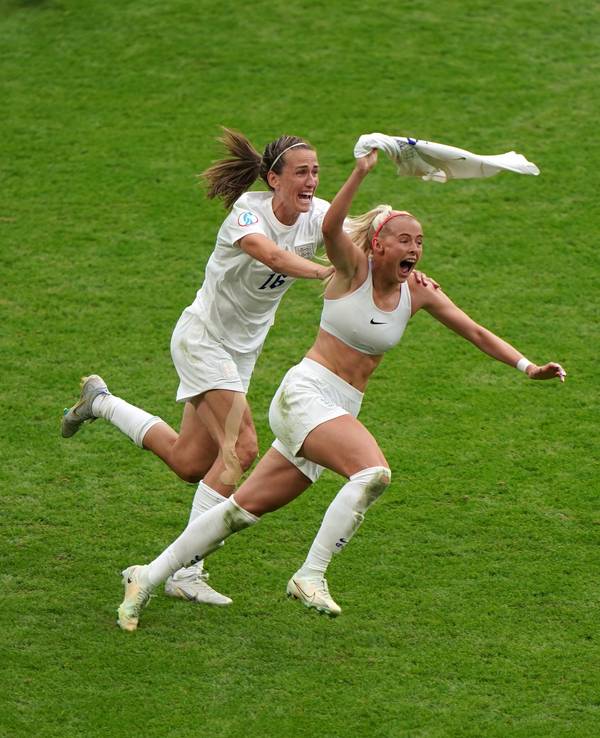 Englands Fußball-Frauen feiern den Europameister-Titel.