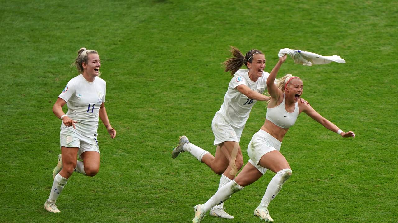 Englands Fußball-Frauen feiern den Europameister-Titel.