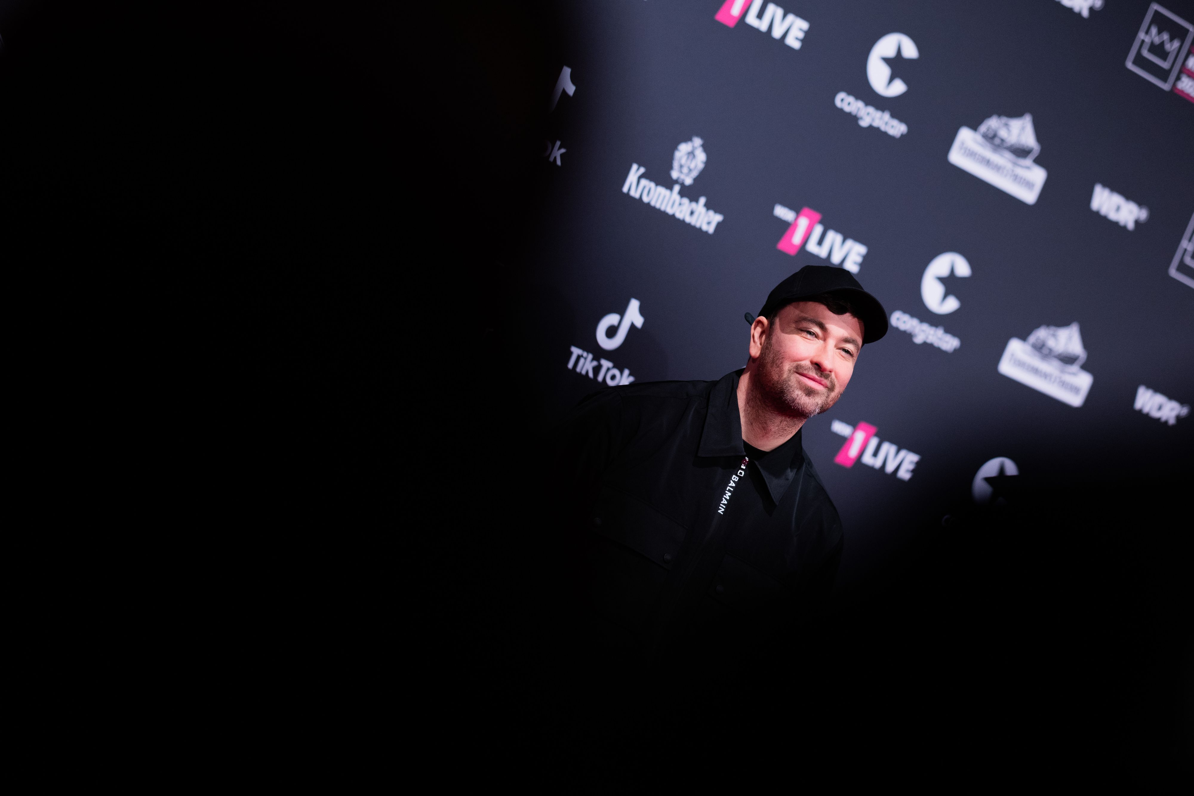 Marteria, Rapper, kommt über den Roten Teppich zur Verleihung der 1Live Krone in der Jahrhunderthalle.