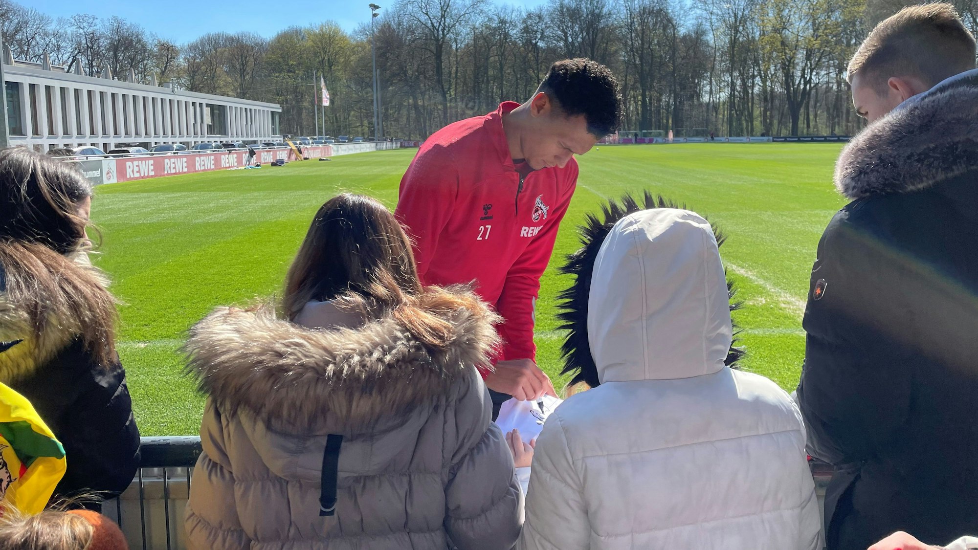 Davie Selke gibt Autogramme nach dem Training.