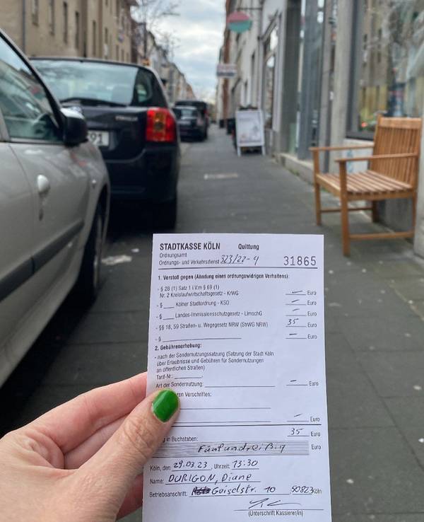 Diane-Sophie Durigon hält ein Knöllchen über 35 Euro in der Hand.
