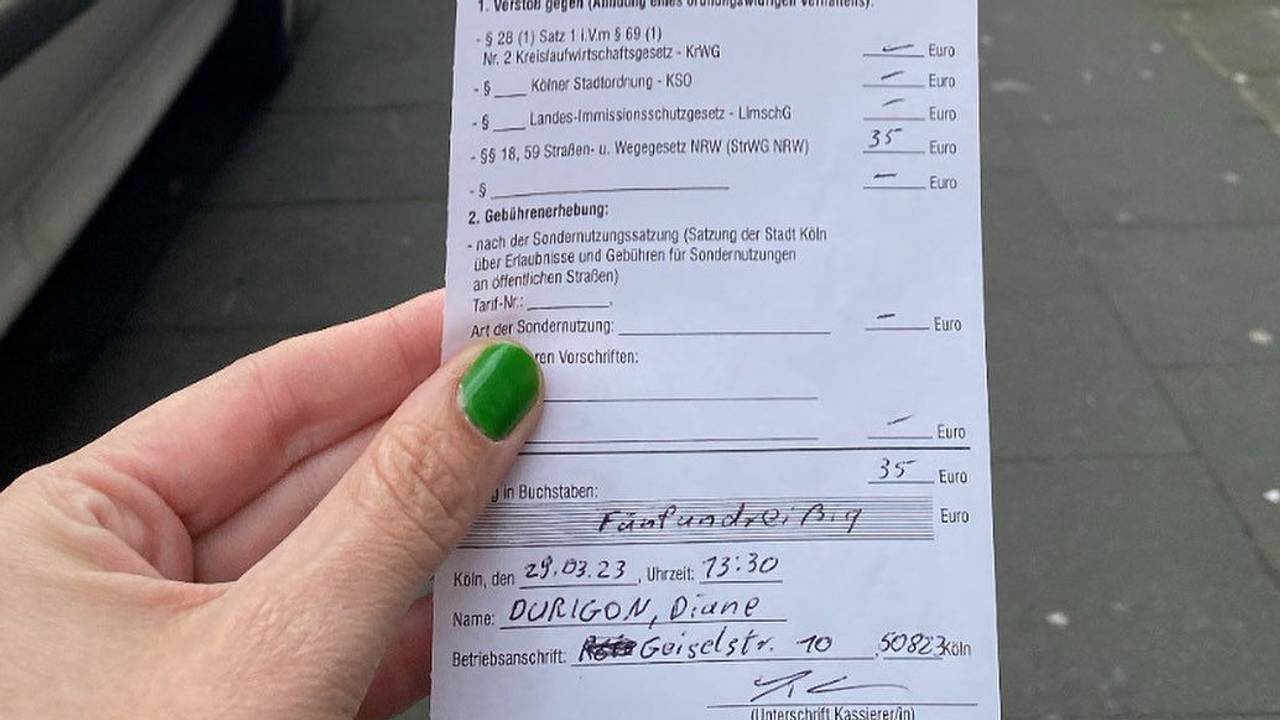 Diane-Sophie Durigon hält ein Knöllchen über 35 Euro in der Hand.