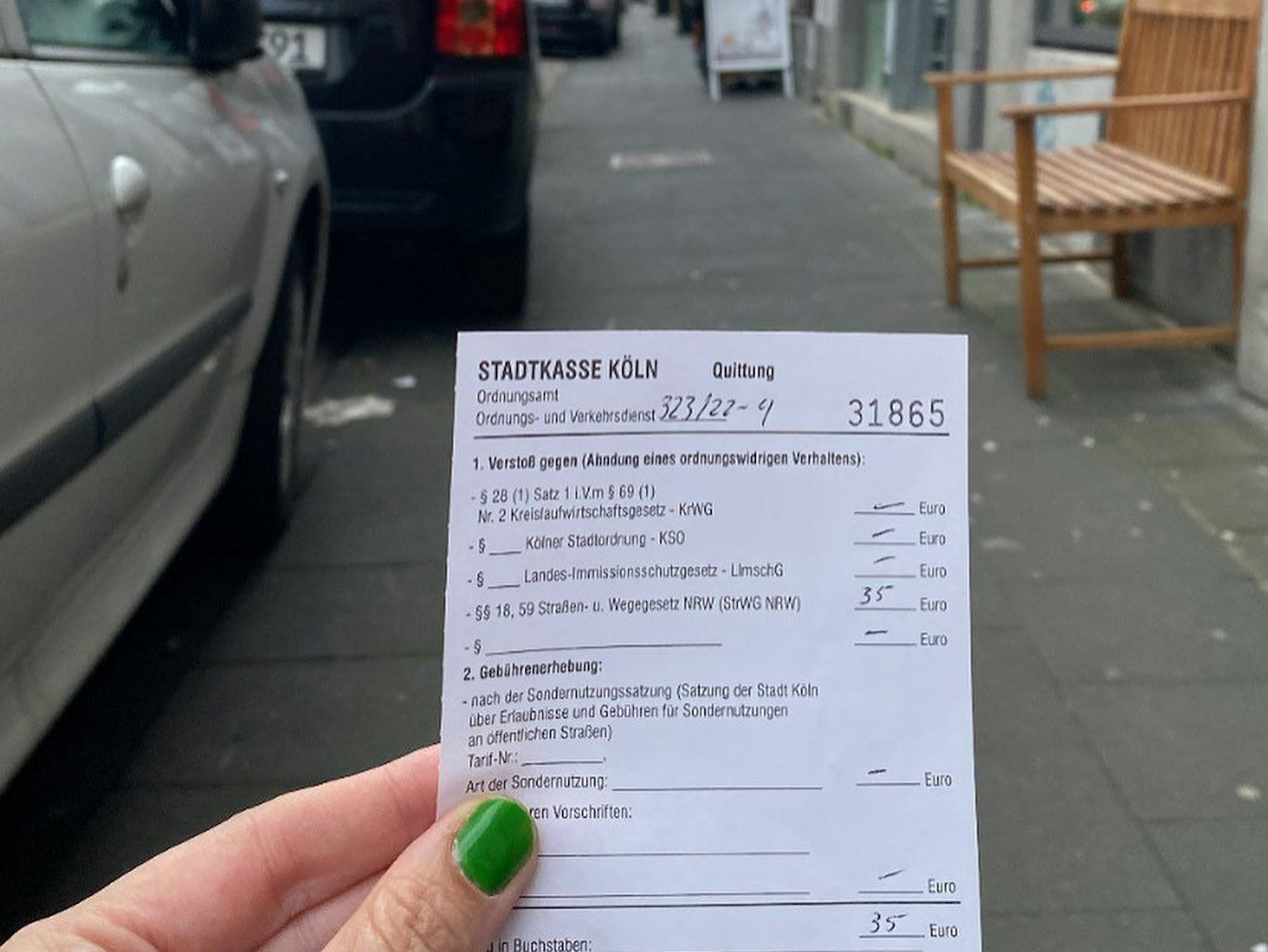 Diane-Sophie Durigon hält ein Knöllchen über 35 Euro in der Hand.