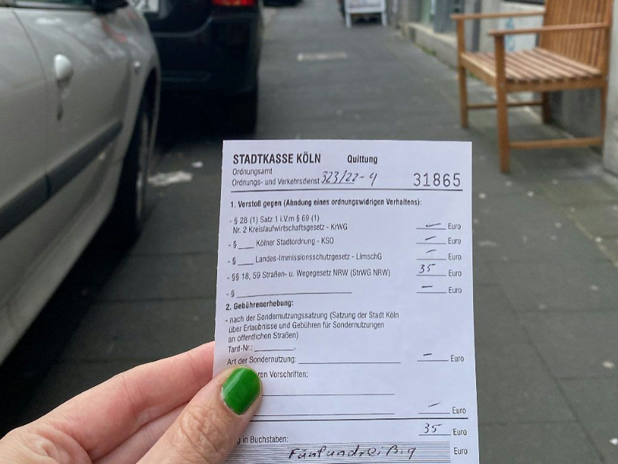 Diane-Sophie Durigon hält ein Knöllchen über 35 Euro in der Hand.
