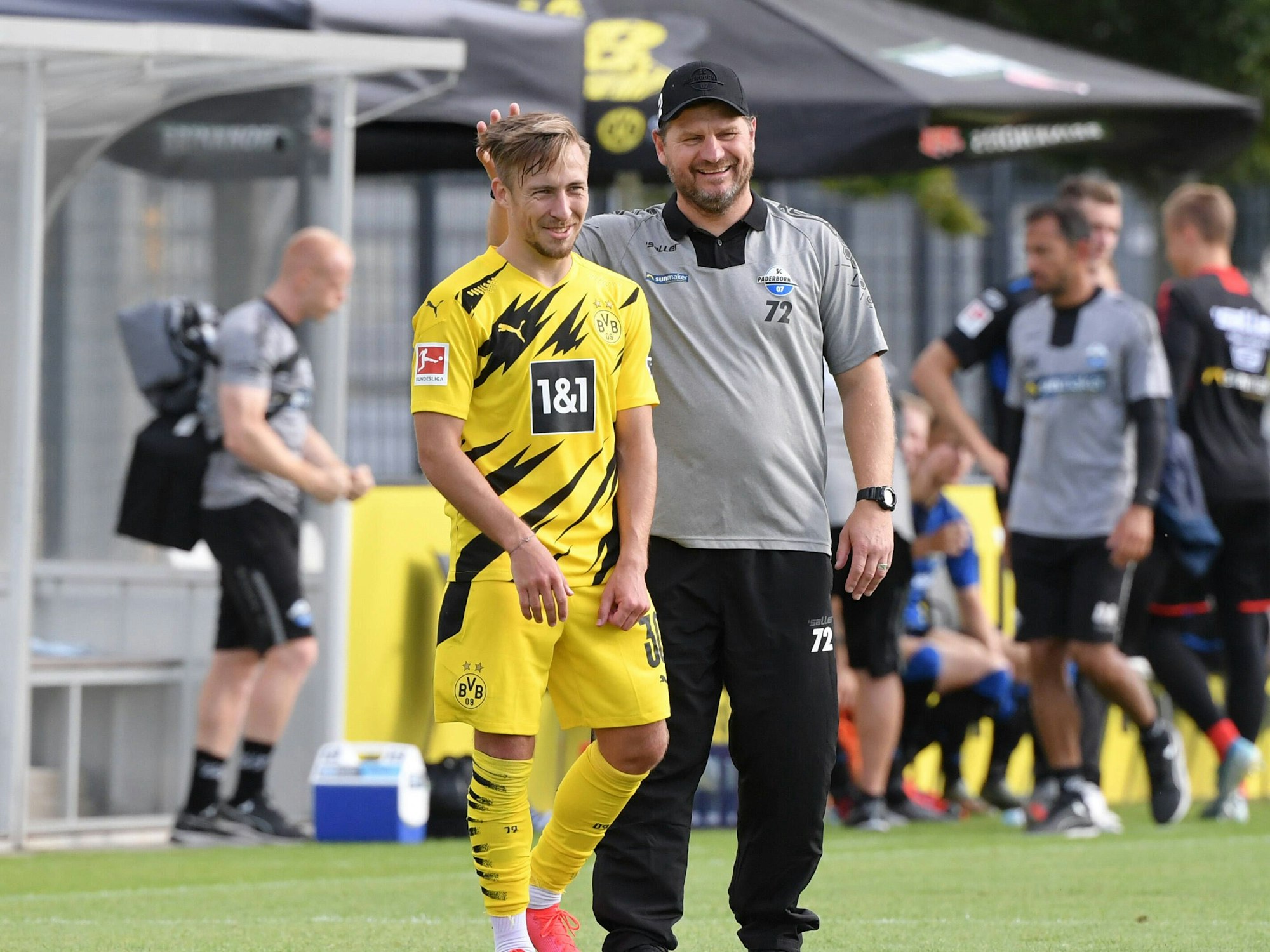 Paderborn-Trainer Steffen Baumgart mit Felix Passlack.