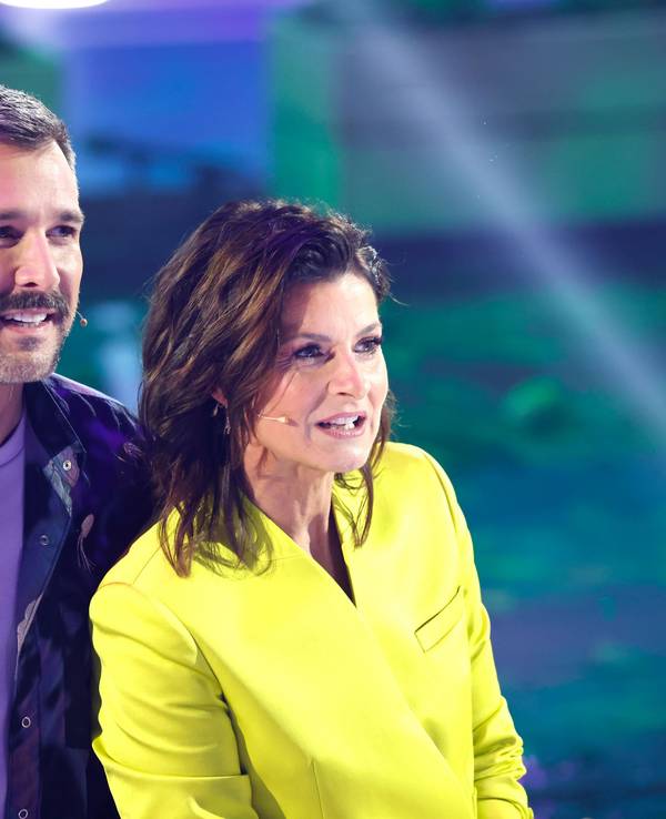 Die Moderatoren Jochen Schropp und Marlene Lufen stehen beim Auftakt zur neuen Staffel der Sat.1-Fernsehshow Promi Big Brother 2022 im Fernsehstudio in Köln.