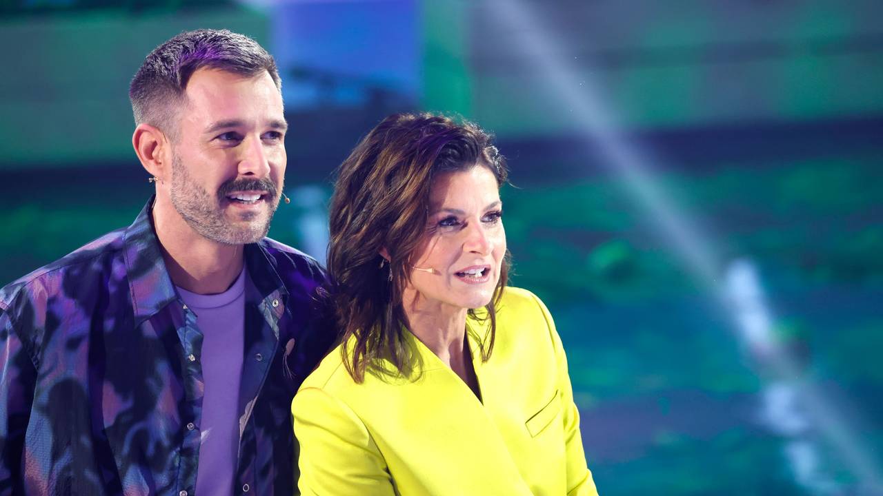 Die Moderatoren Jochen Schropp und Marlene Lufen stehen beim Auftakt zur neuen Staffel der Sat.1-Fernsehshow Promi Big Brother 2022 im Fernsehstudio in Köln.