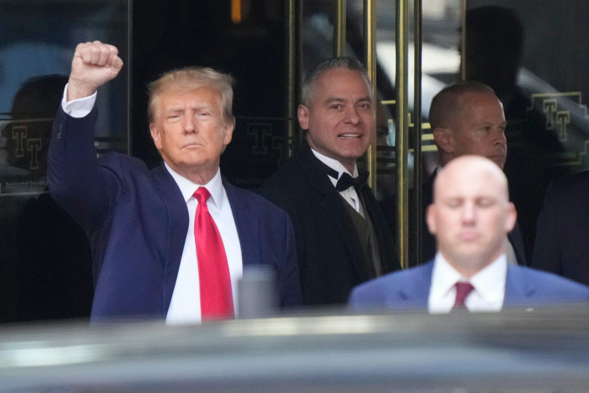 Der ehemalige Präsident Donald Trump verlässt den Trump Tower in New York am Dienstag, dem 4. April 2023. Trump wird sich am Dienstag in Manhattan stellen, um sich den strafrechtlichen Vorwürfen im Zusammenhang mit Schweigegeldzahlungen aus dem Jahr 2016 zu stellen.