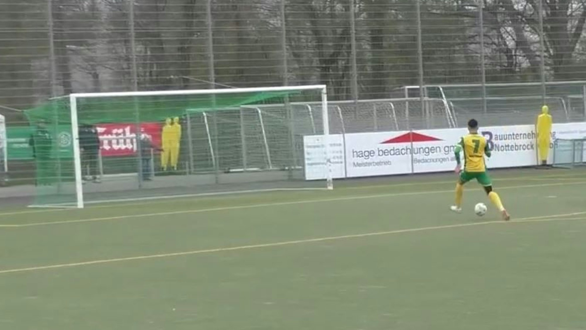 Ein Amateurspieler mit einem Fehlschuss aus wenigen Metern.