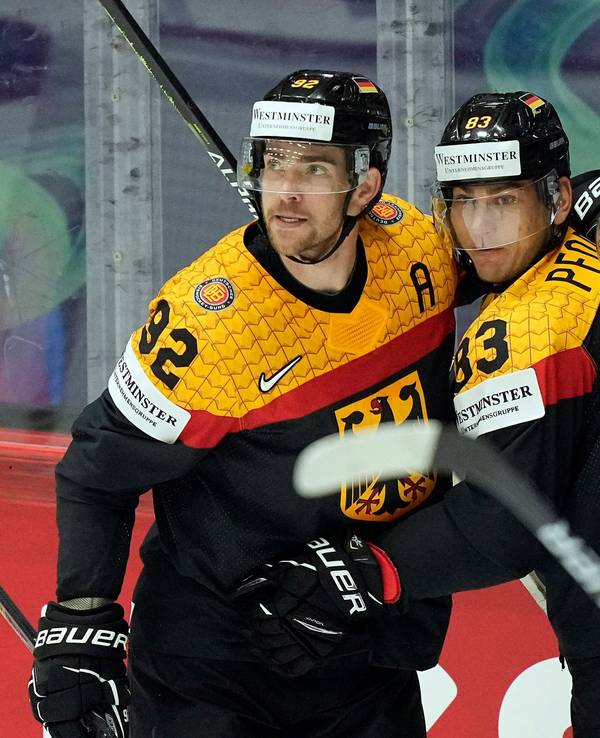 Leonhard Pföderl (M) aus Deutschland jubelt mit seinen Teamkollegen Marcel Noebels (l) und Marc Michaelis über sein Tor.