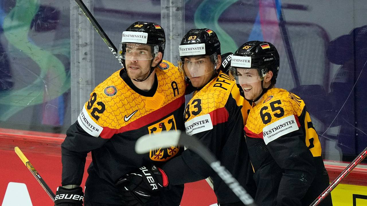Leonhard Pföderl (M) aus Deutschland jubelt mit seinen Teamkollegen Marcel Noebels (l) und Marc Michaelis über sein Tor.