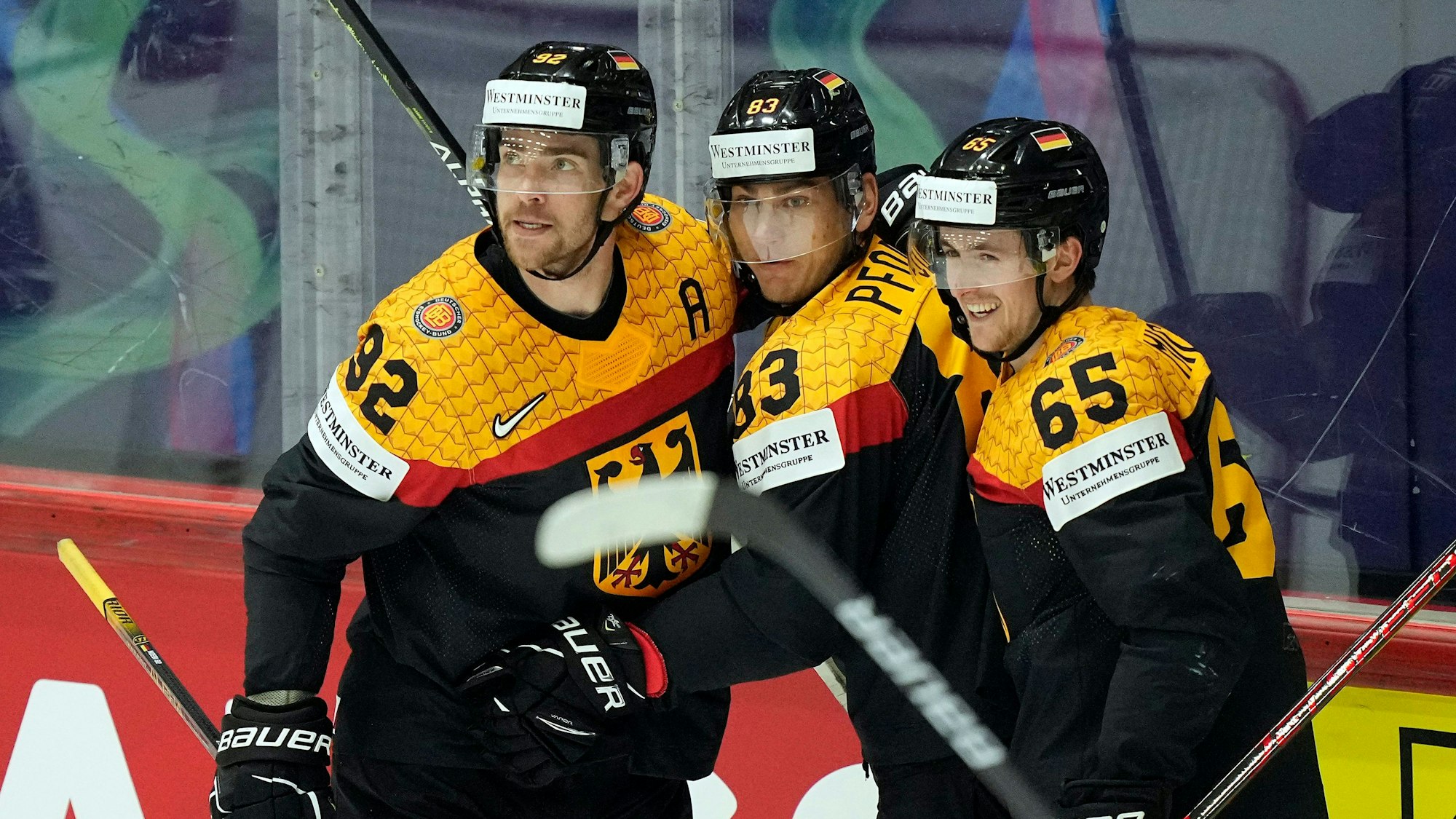 Leonhard Pföderl (M) aus Deutschland jubelt mit seinen Teamkollegen Marcel Noebels (l) und Marc Michaelis über sein Tor.
