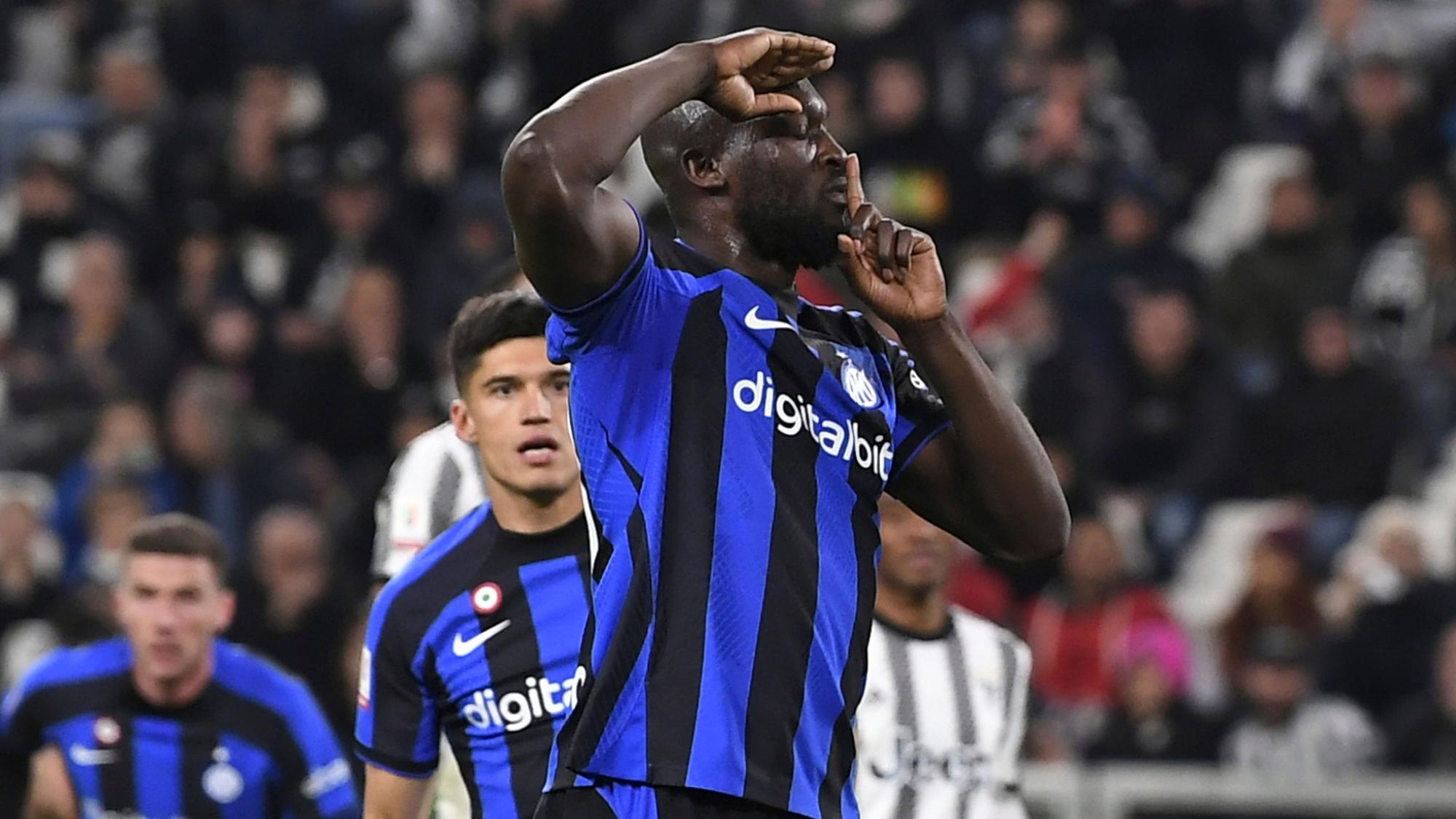 Romelu Lukaku beim Torjubel für Inter Mailand: Der Stürmer salutiert und hält sich den Finger vor die Lippen.