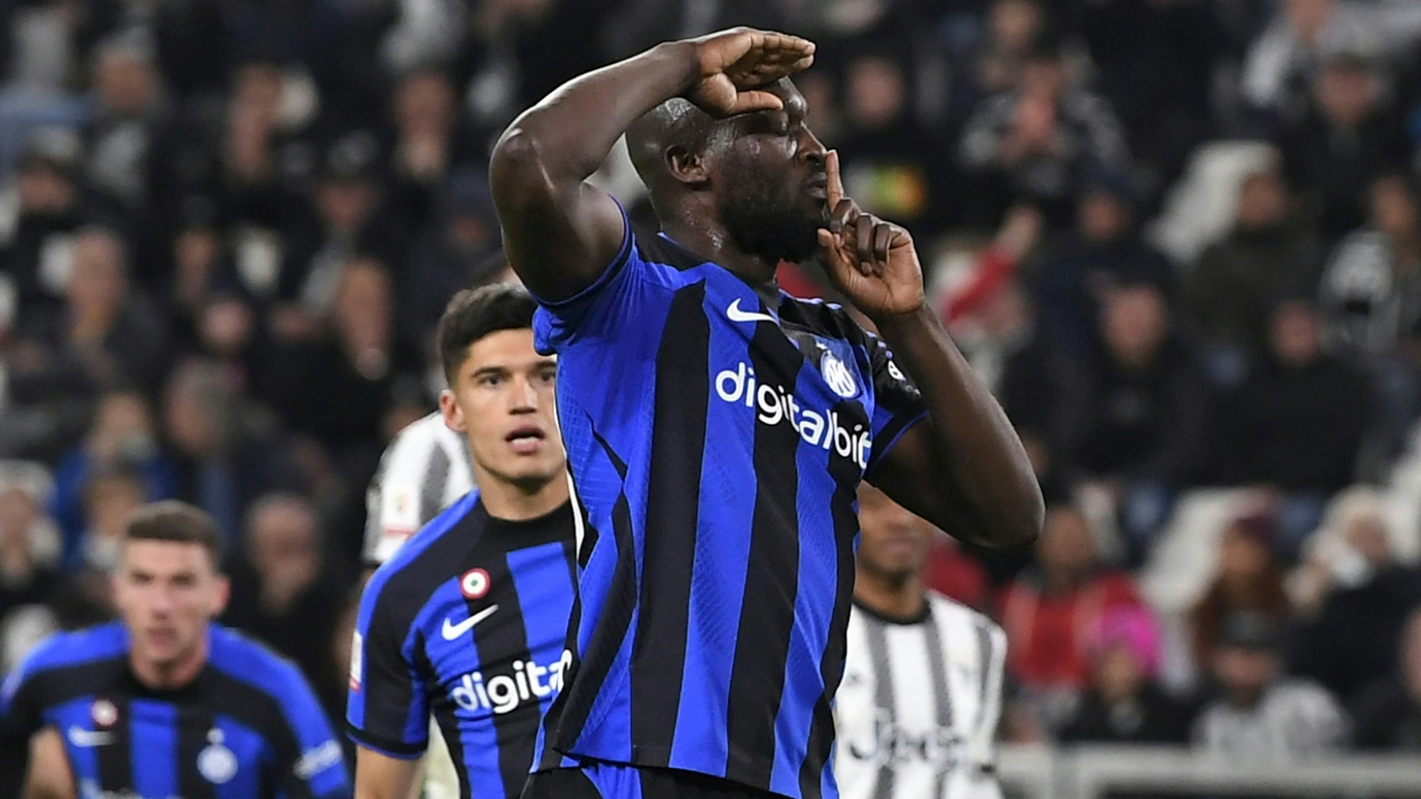 Romelu Lukaku beim Torjubel für Inter Mailand: Der Stürmer salutiert und hält sich den Finger vor die Lippen.