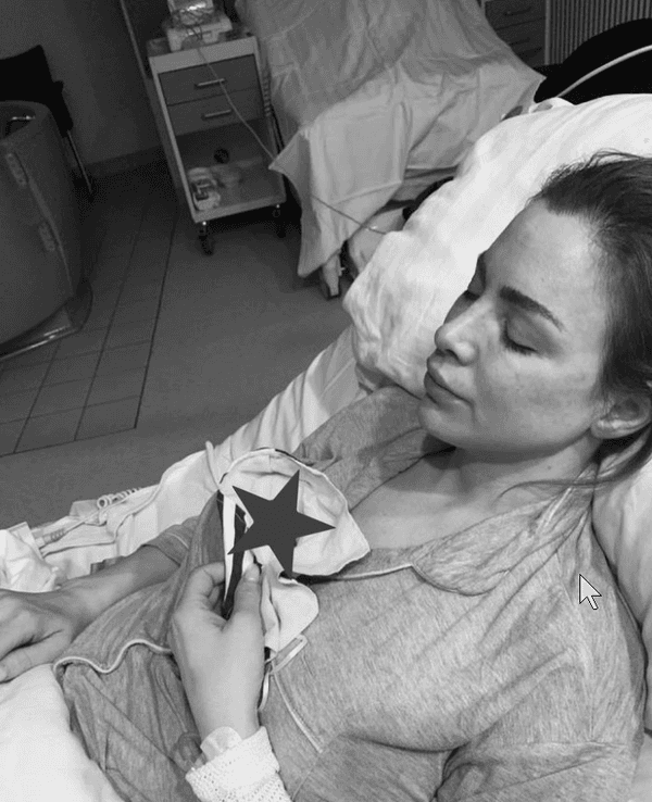 Ina Schnitzer (Yoga Jordan) hält ihre tote Tochter Ellah im Arm.