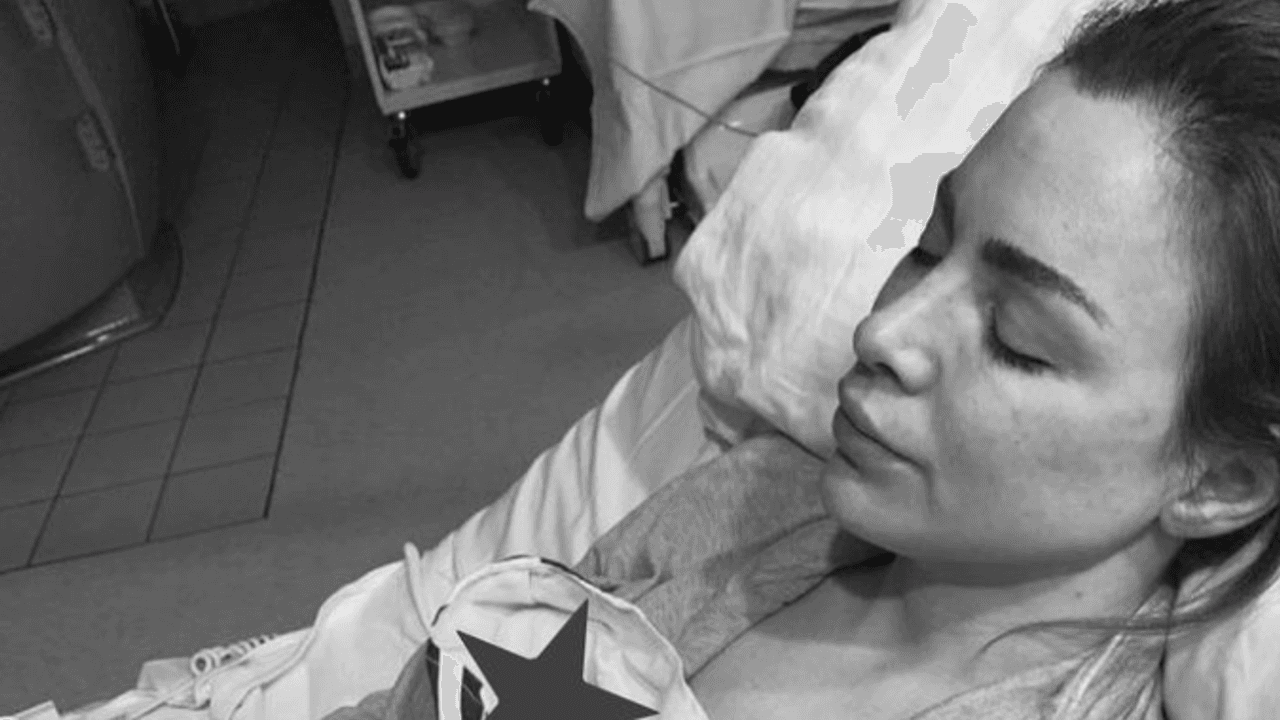 Ina Schnitzer (Yoga Jordan) hält ihre tote Tochter Ellah im Arm.