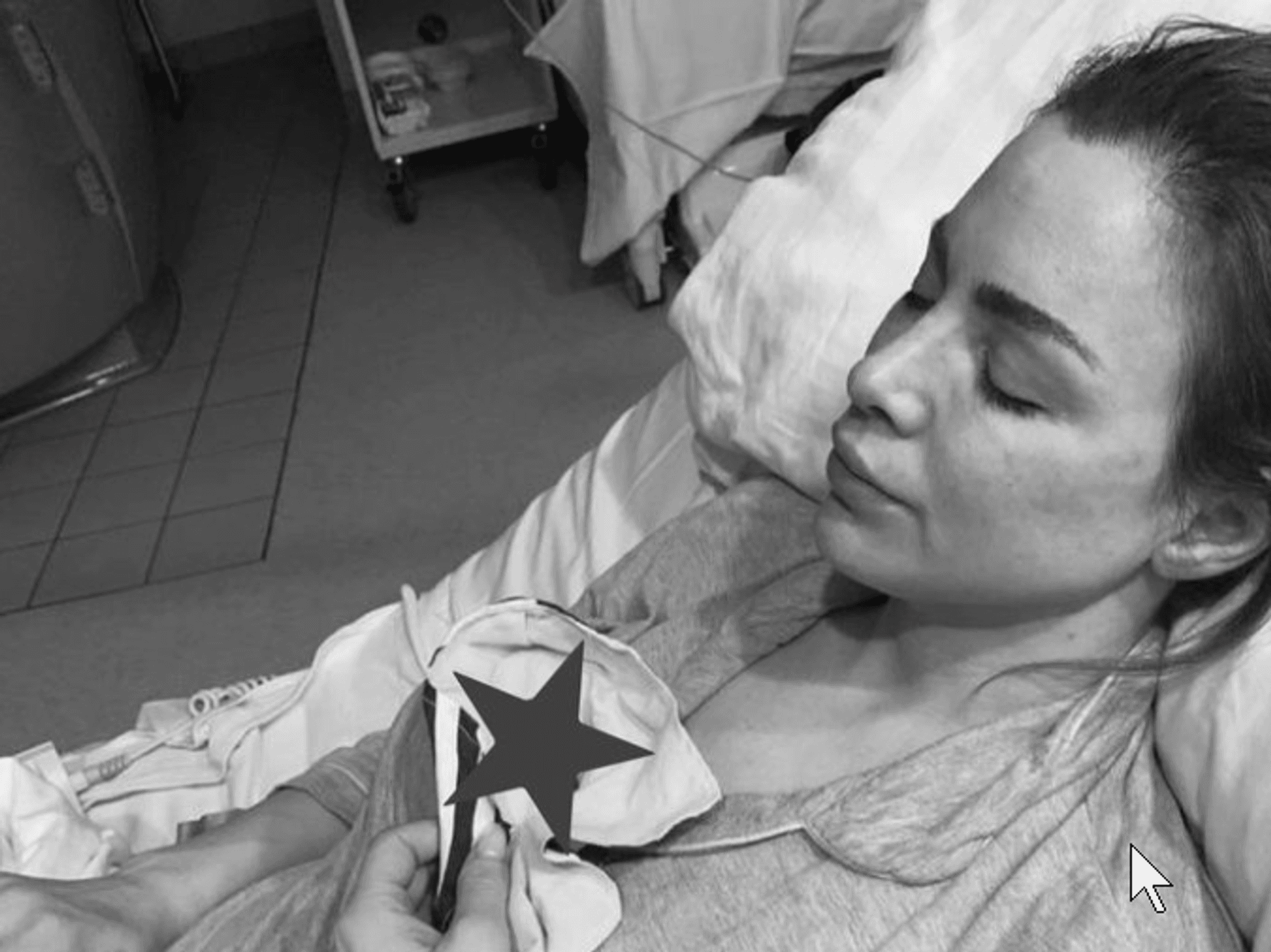 Ina Schnitzer (Yoga Jordan) hält ihre tote Tochter Ellah im Arm.