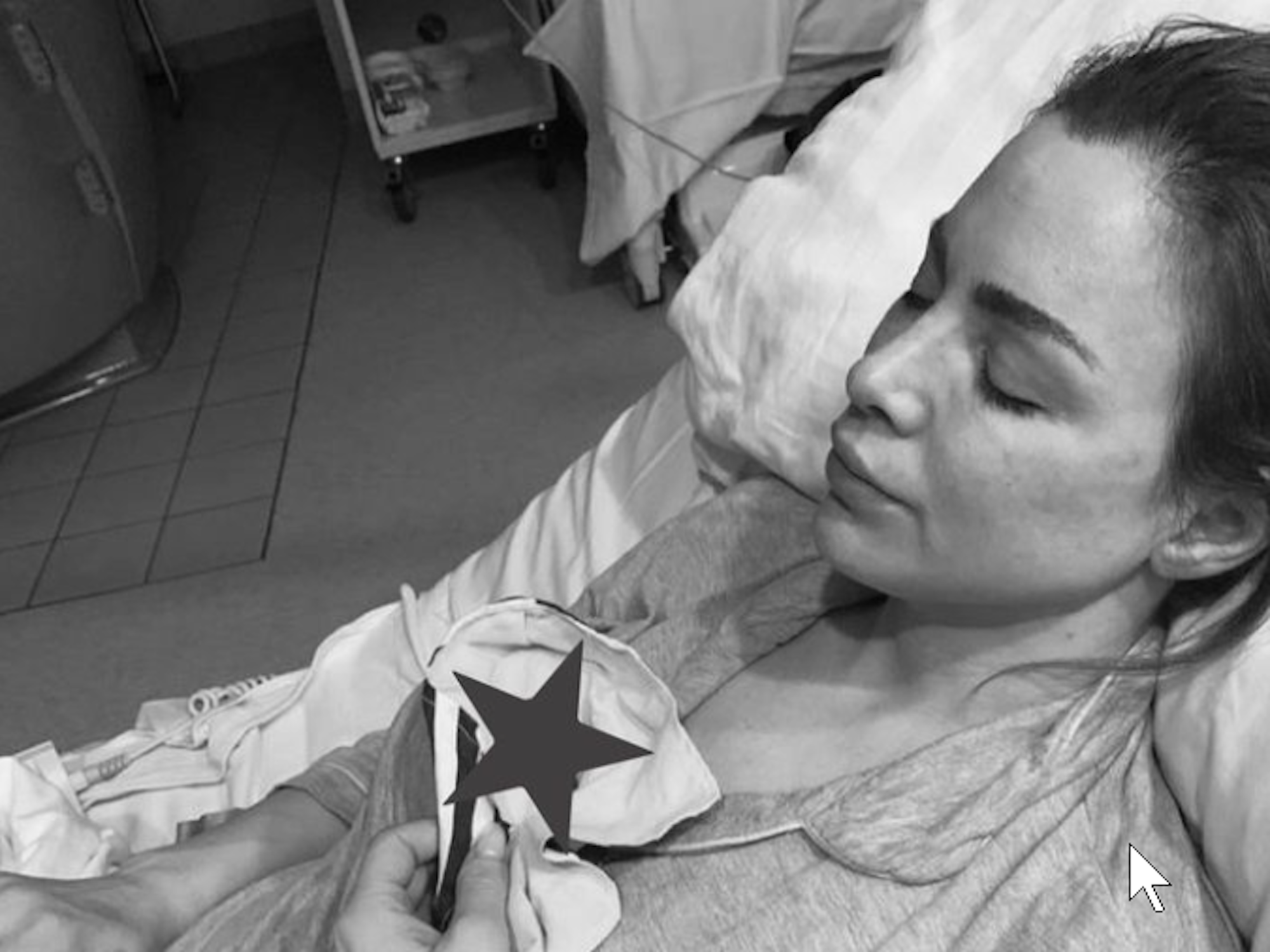 Ina Schnitzer (Yoga Jordan) hält ihre tote Tochter Ellah im Arm.