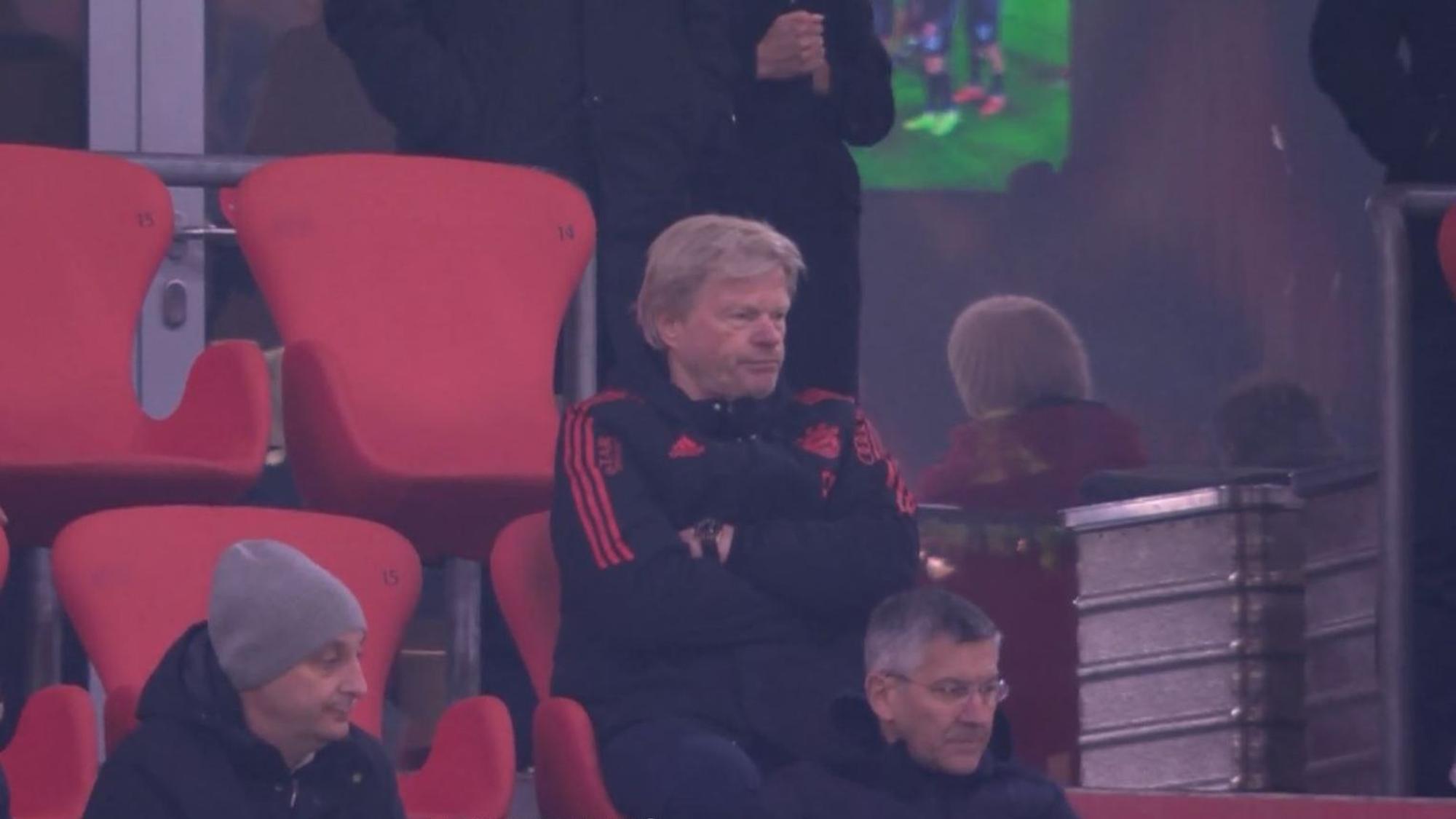 Bayern-Boss Oliver Kahn sitzt nach dem Elfmeterpfiff für den SC Freiburg im DFB-Pokal mit versteinerter Miene auf der Tribüne.