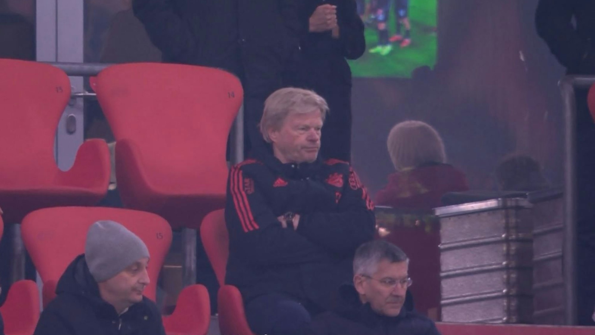 Bayern-Boss Oliver Kahn sitzt nach dem Elfmeterpfiff für den SC Freiburg im DFB-Pokal mit versteinerter Miene auf der Tribüne.