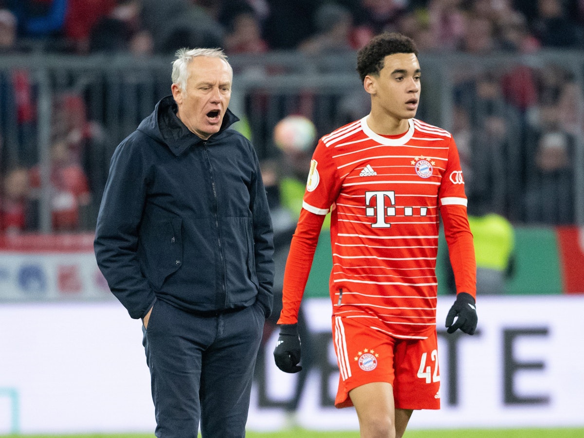 Trainer Christian Streich (l) von Freiburg und Jamal Musiala von München stehen nach dem Spiel zusammen.